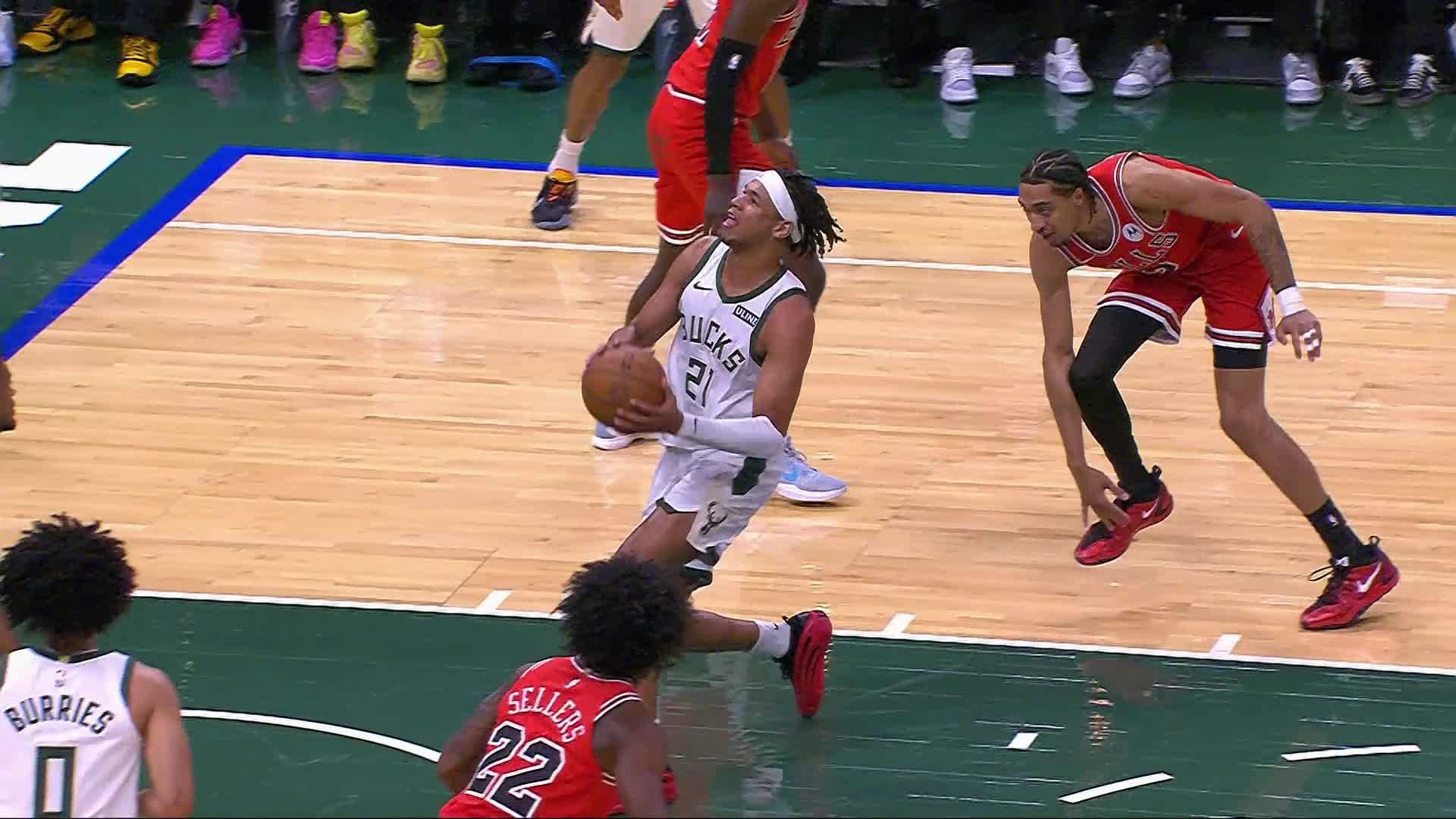 Milwaukee Bucks vs. Chicago Bulls - 1st Quarter Highlights