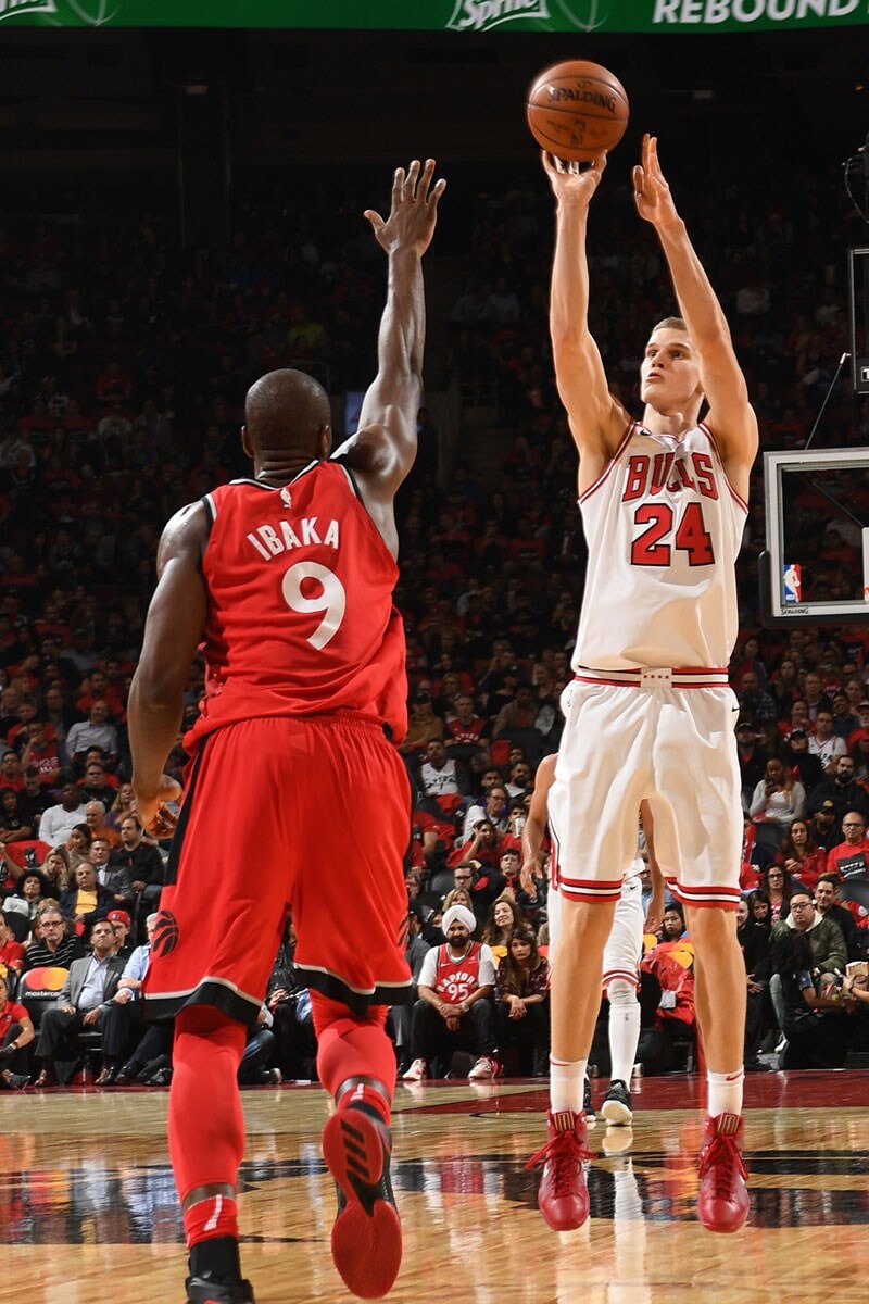 Lauri Markkanen #24 of the Chicago Bulls shoots the ball during the game against the Toronto Raptors on October 19, 2017 at the Air Canada Centre in Toronto, Ontario, Canada.