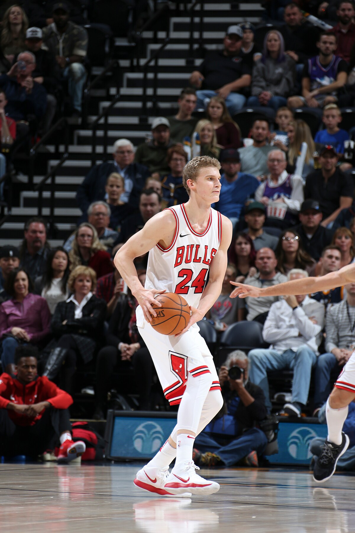 Lauri Markkanen holds the ball vs the Jazz