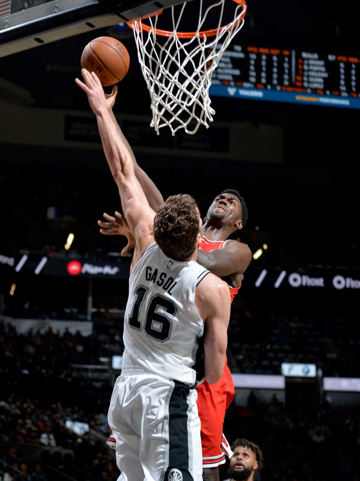 Bobby Portis #5 of the Chicago Bulls goes for a lay up against the San Antonio Spurs on November 11, 2017 at the AT&T Center in San Antonio, Texas.