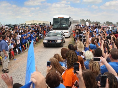 4,000-Plus Thunder Fans Greets Team at Airport | Oklahoma City Thunder
