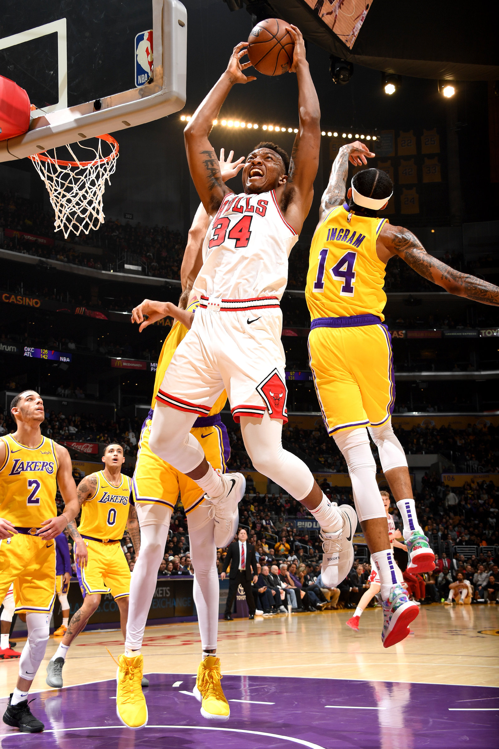 Wendell Carter Jr. scores against the Lakers