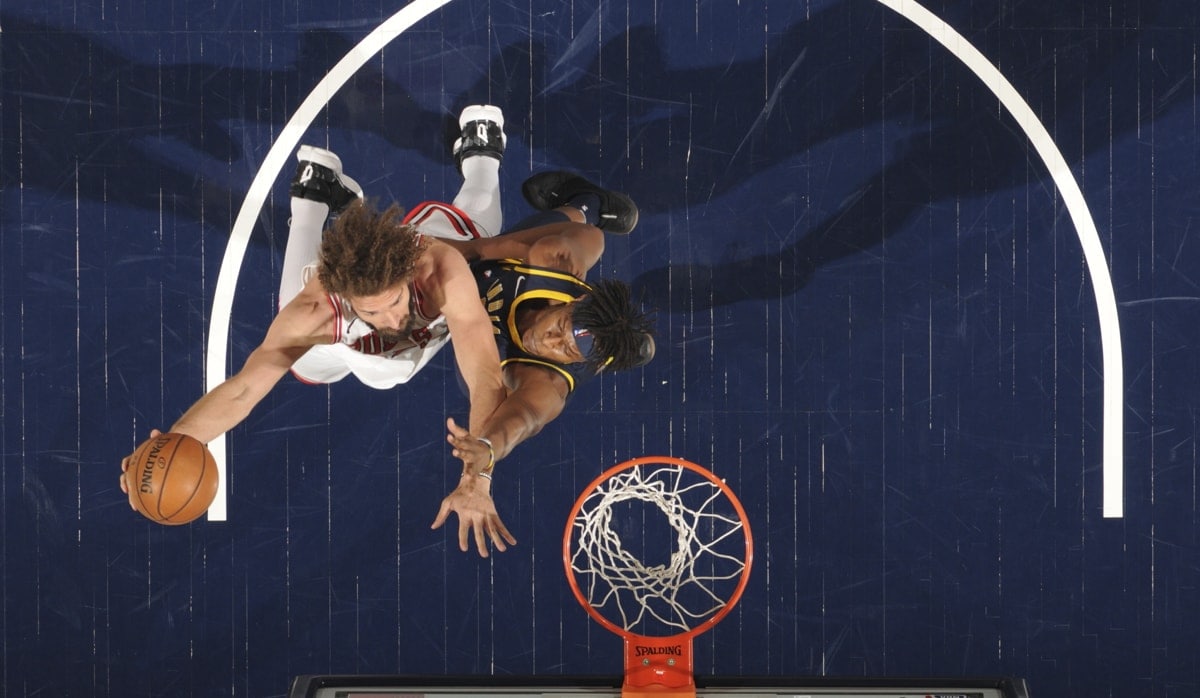 Robin Lopez throws up a hook shot against Indiana Pacers