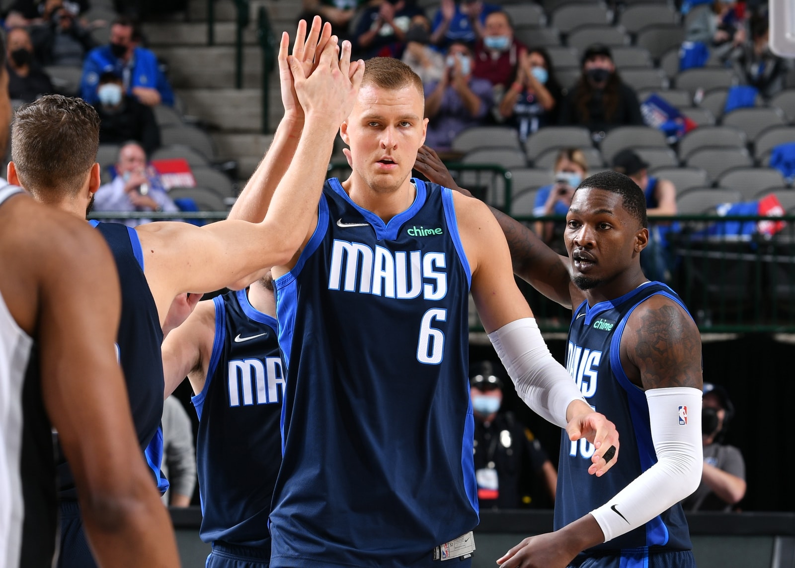 Hardaway, Porzingis lead Mavs to easy 127-59 win over Hornets