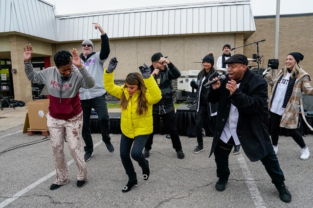 Mavs Gaming, Paula Abdul help serve thousands at Minnie’s turkey ...