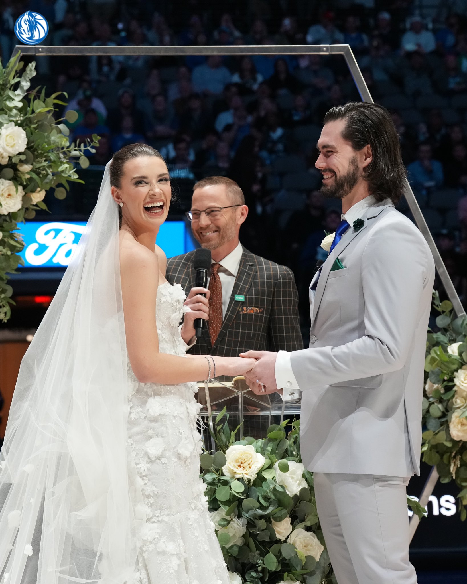 PHOTOS: Dallas Mavs fans get married during halftime of game | Dallas  Mavericks, image size:1638x2048