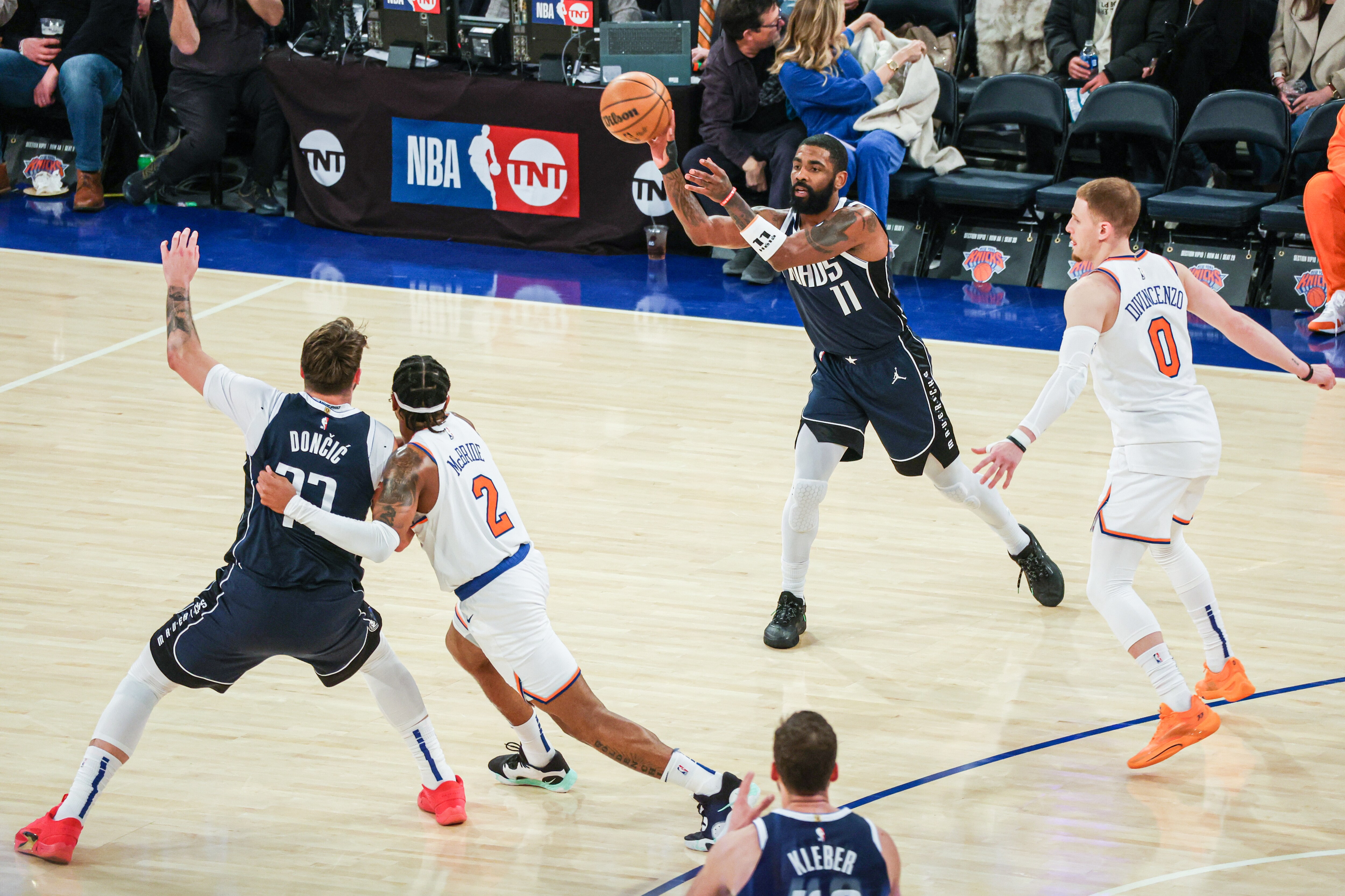 Dončić goes wild, Mavs sweep road trip with 122-108 win over