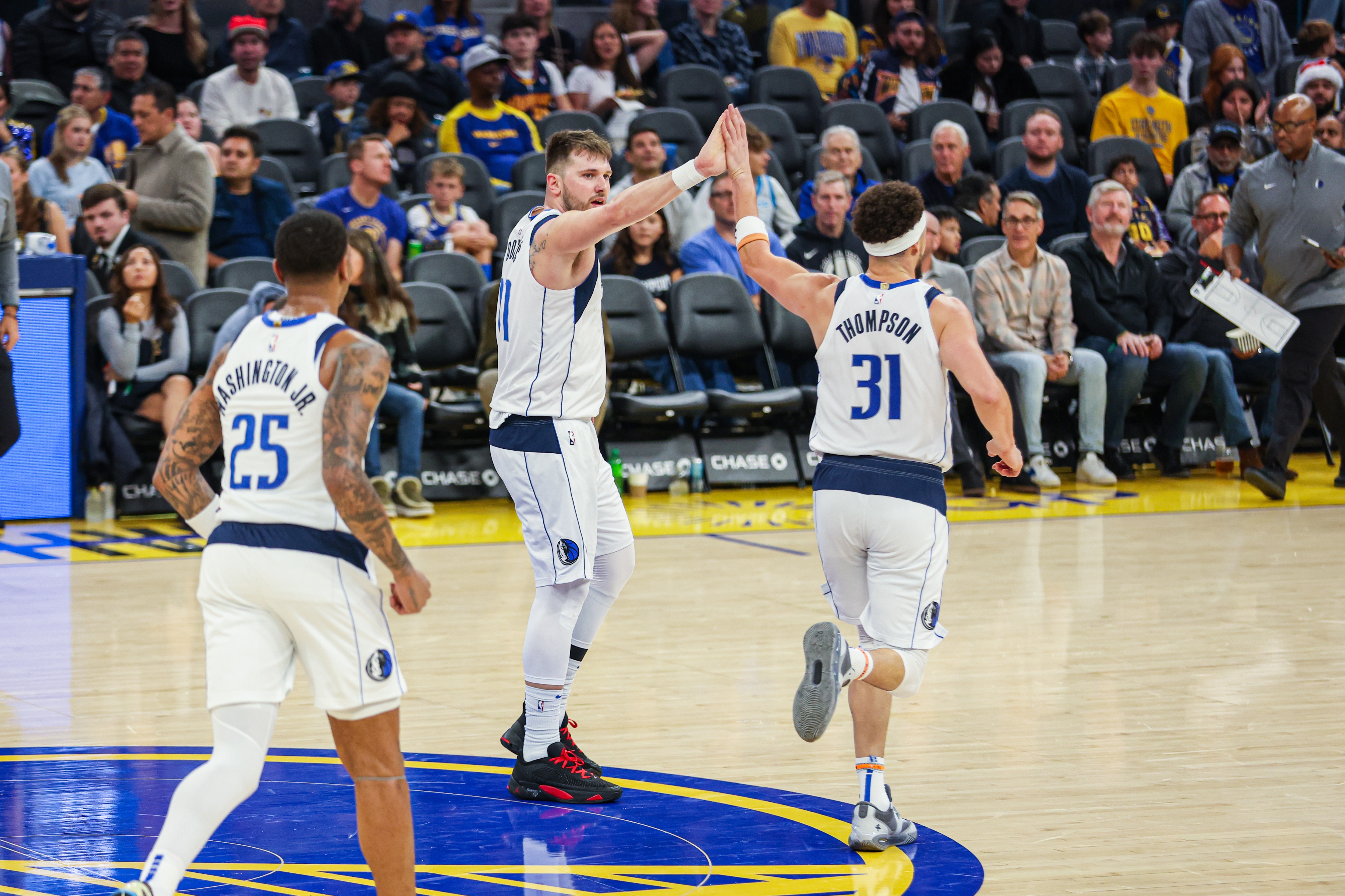 Dončić, Thompson key Mavs' record-setting 143-133 win over Warriors ...
