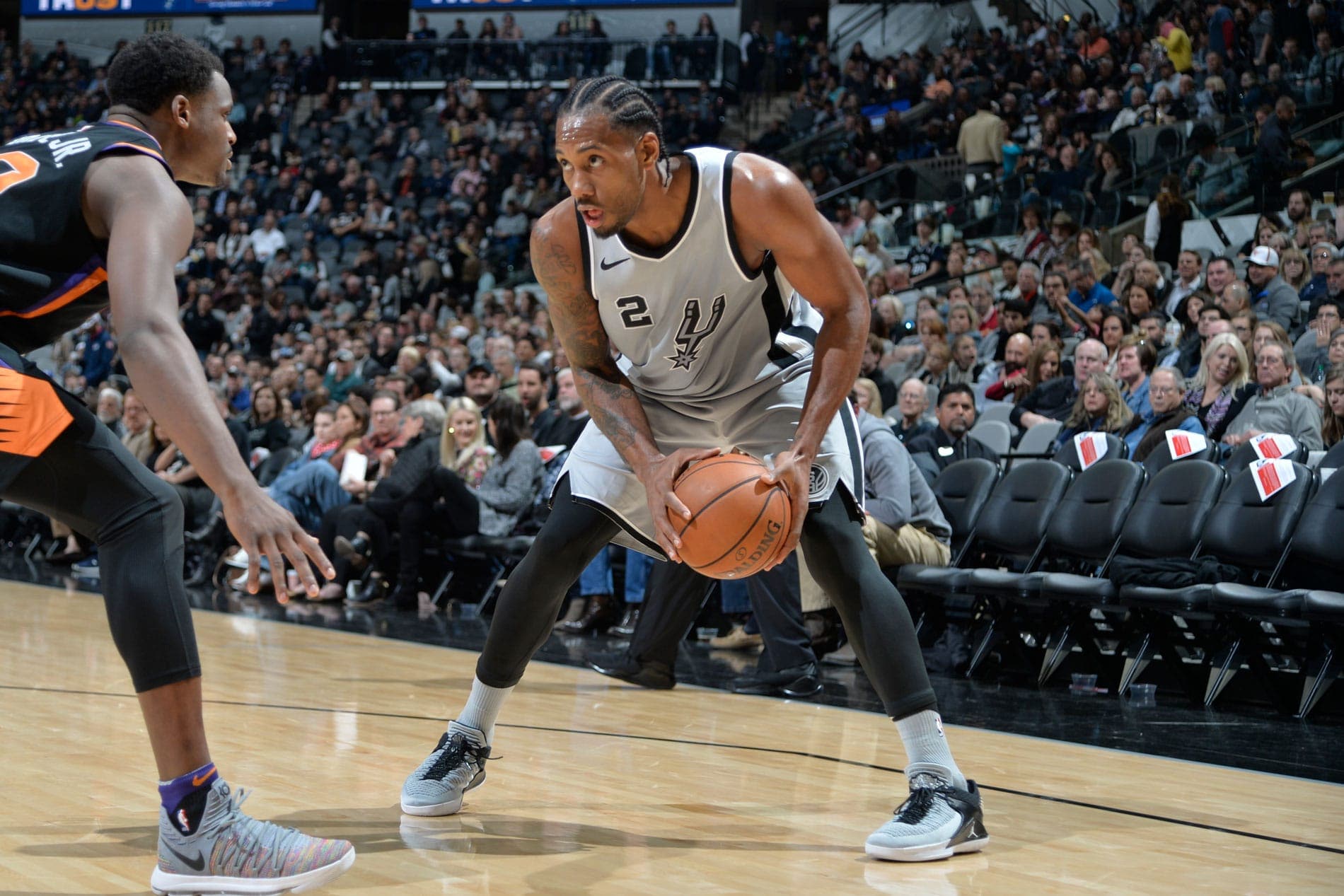 Kawhi Leonard #2 of the San Antonio Spurs handles the ball against the Phoenix Suns on January 5, 2018 at the AT&T Center in San Antonio, Texas.