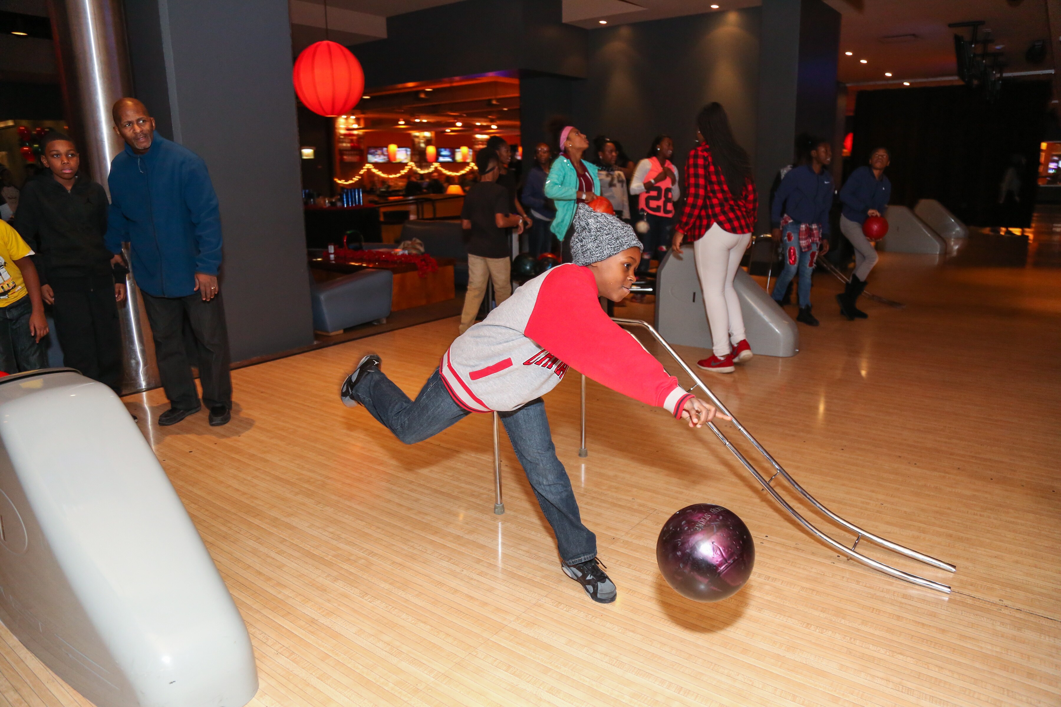 RAJON RONDO HOSTS STUDENTS FOR HOLIDAY BOWLING CELEBRATION | Chicago Bulls, image size:3600x2400