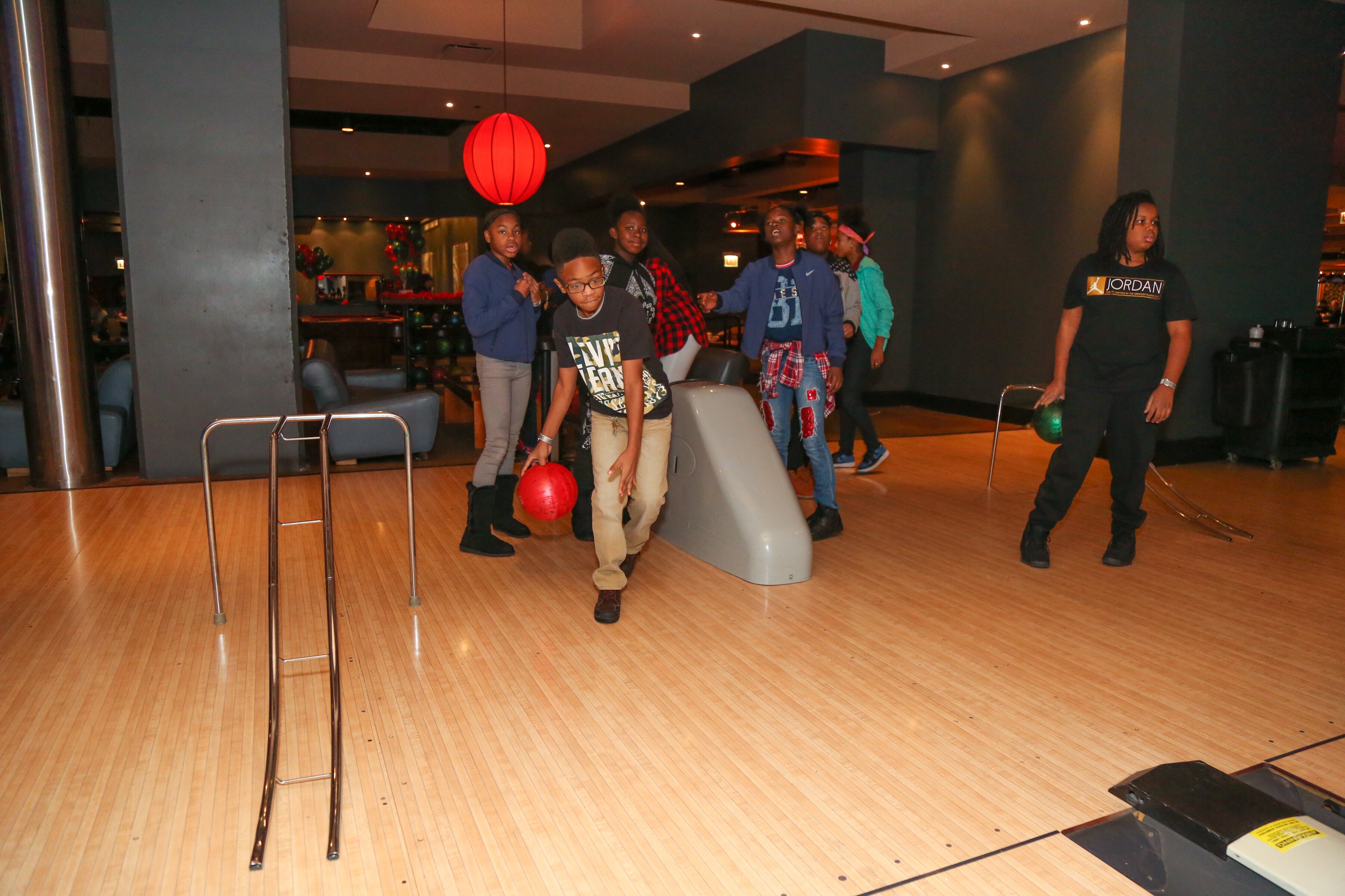RAJON RONDO HOSTS STUDENTS FOR HOLIDAY BOWLING CELEBRATION | Chicago Bulls, image size:3600x2400