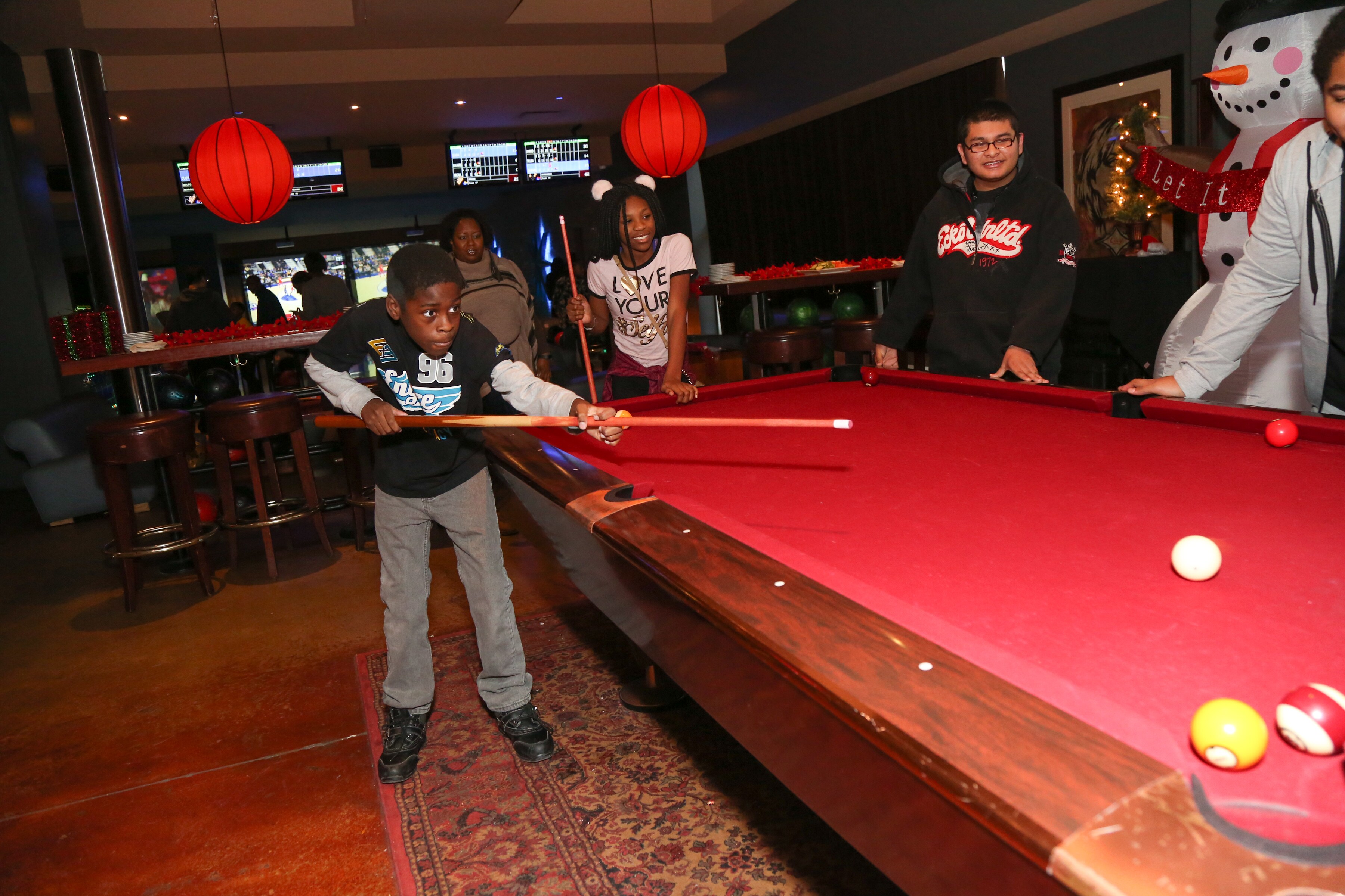 RAJON RONDO HOSTS STUDENTS FOR HOLIDAY BOWLING CELEBRATION | Chicago Bulls, image size:3600x2400