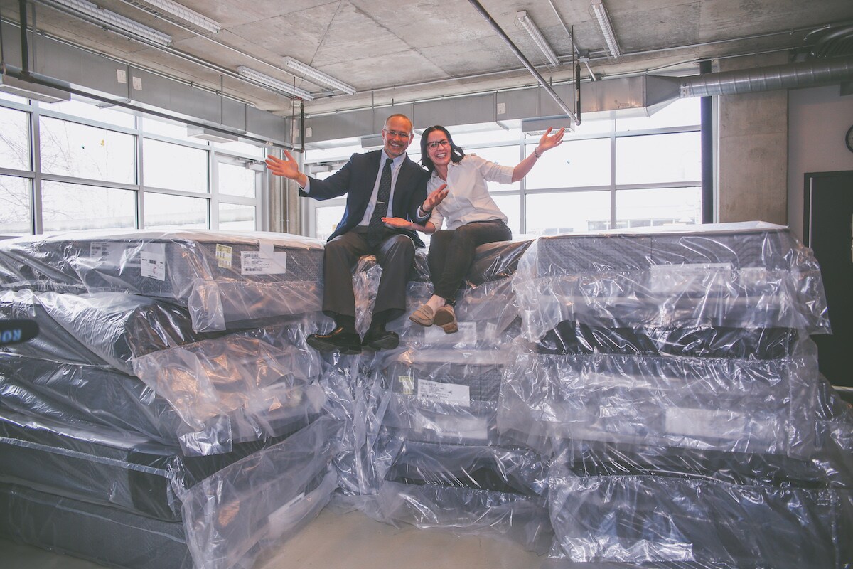 Chicago Bulls and The RoomPlace donate mattresses to Pacific Garden