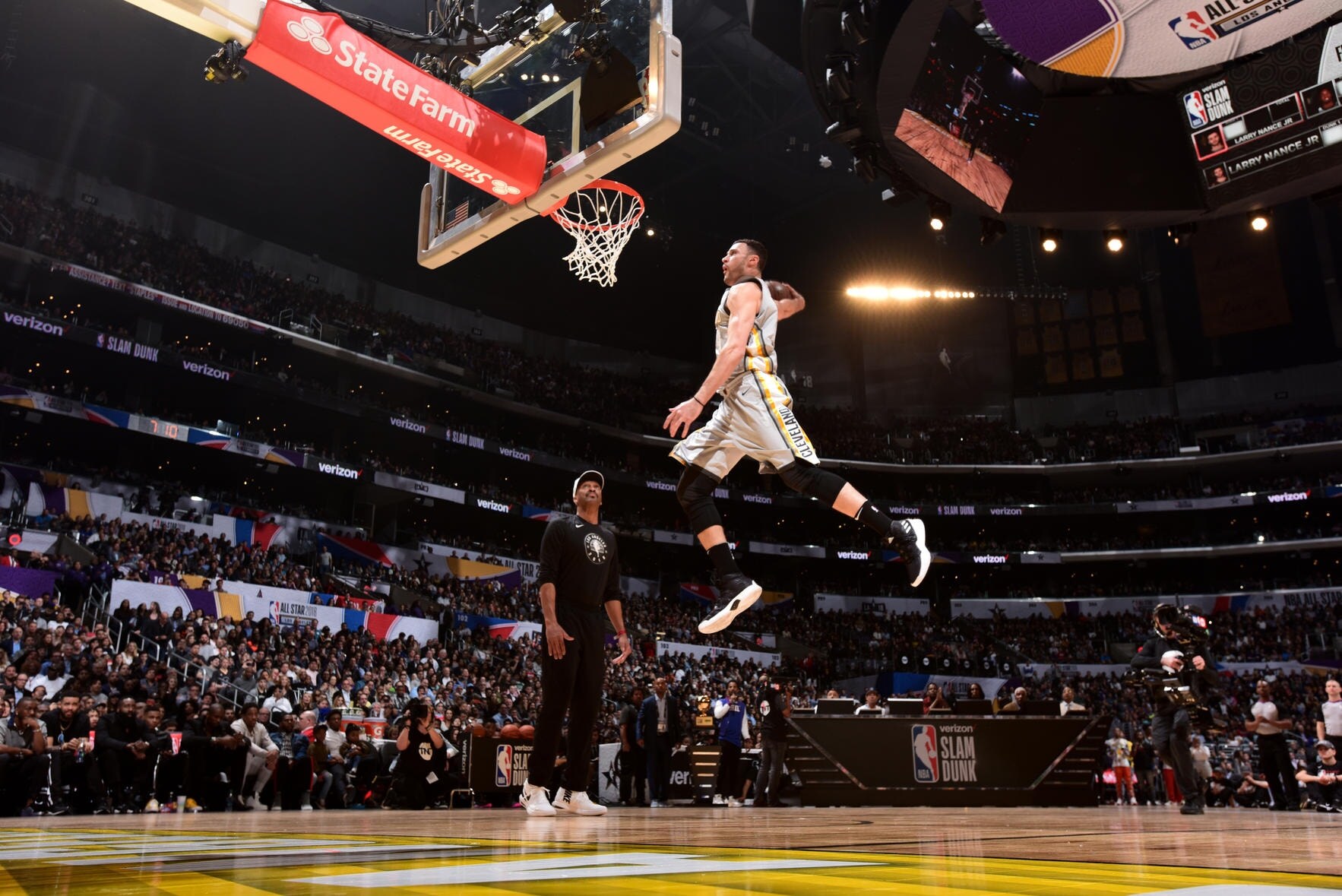 larry nance jr dunk