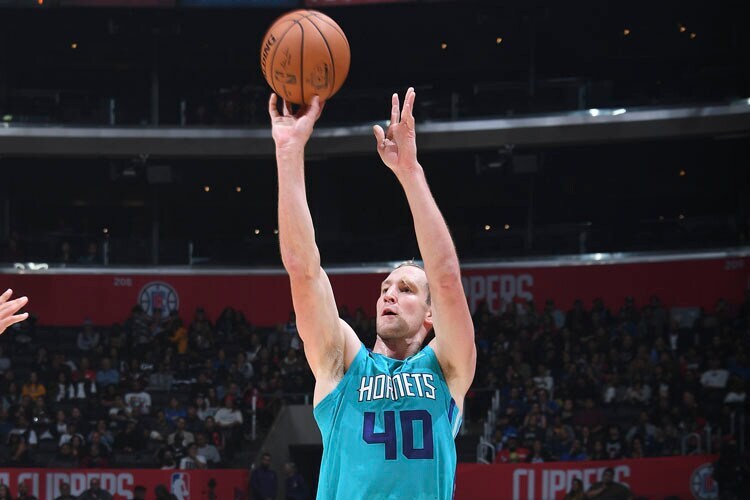 Zeller, Graham DoubleDouble, Clippers Close Out