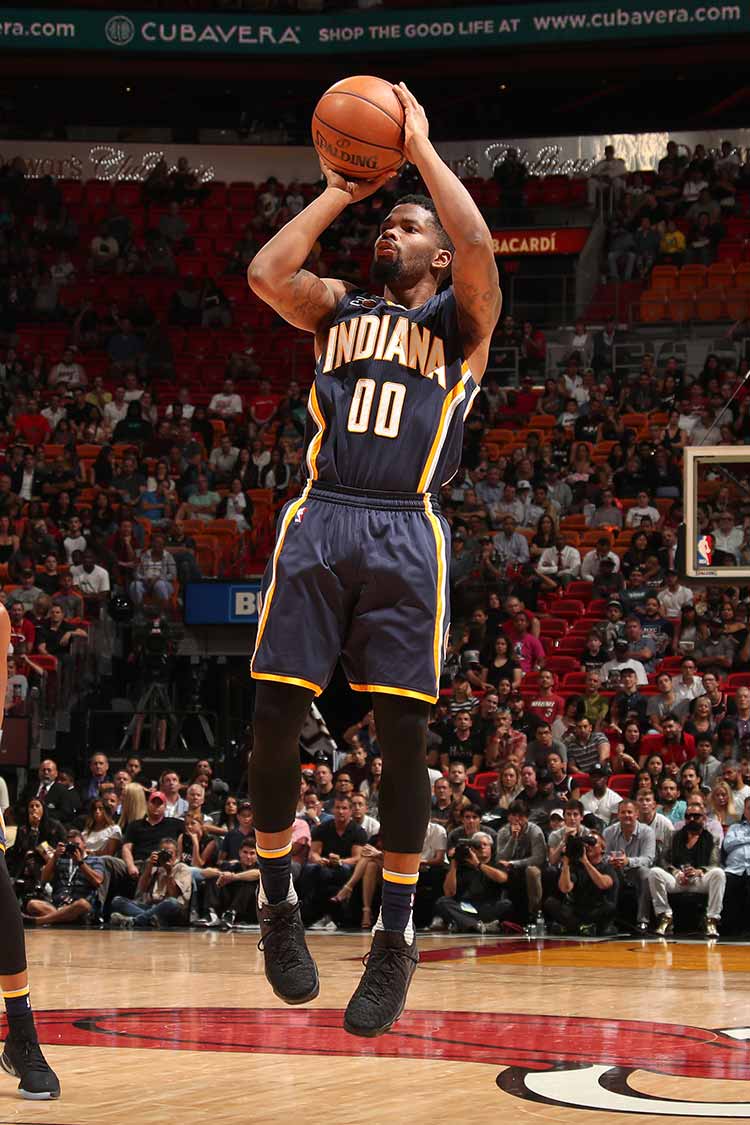 2016-17 Season in Photos: Aaron Brooks Photo Gallery | NBA.com