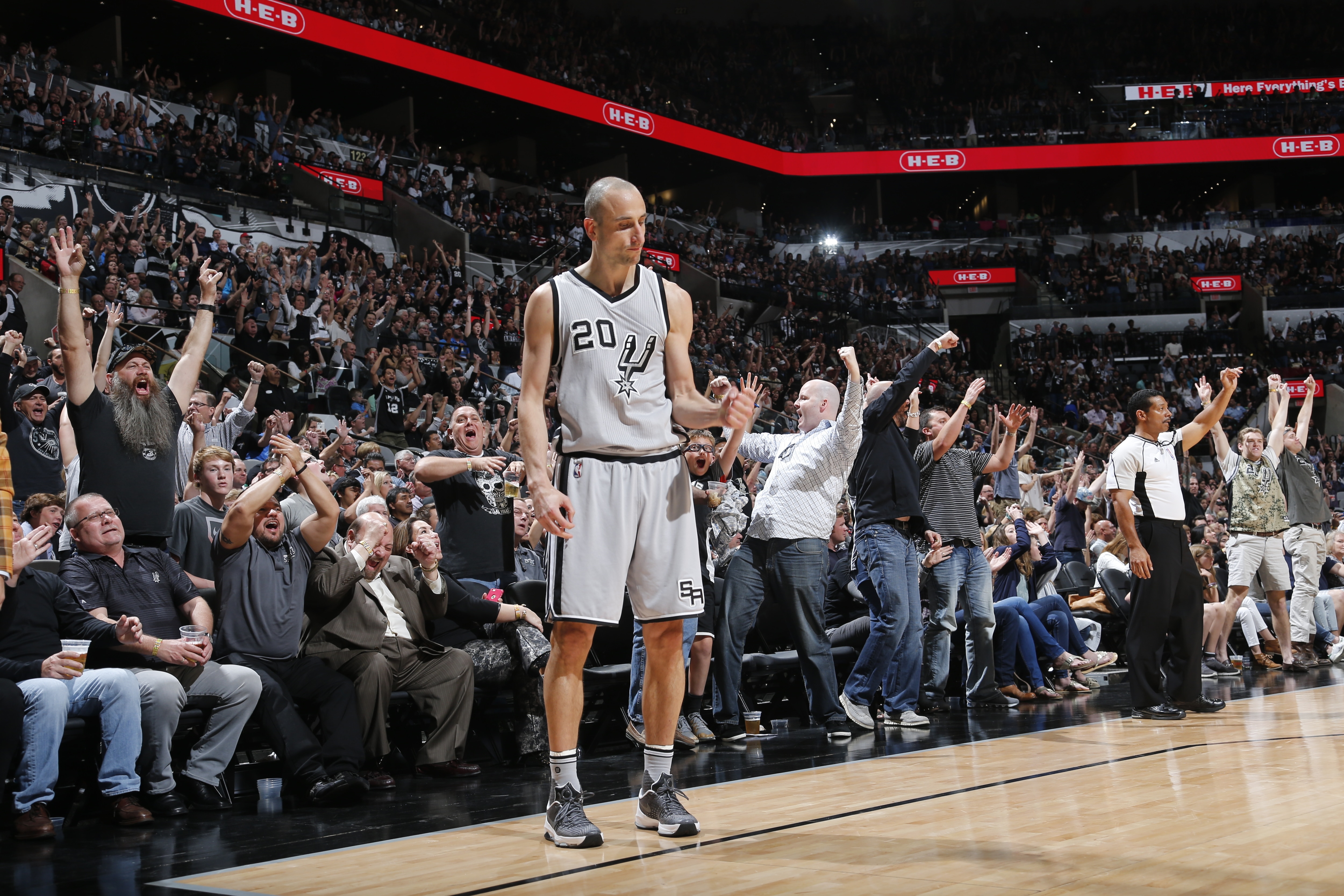 Spurs fans pay tribute to Manu Ginobili before Hall of Fame