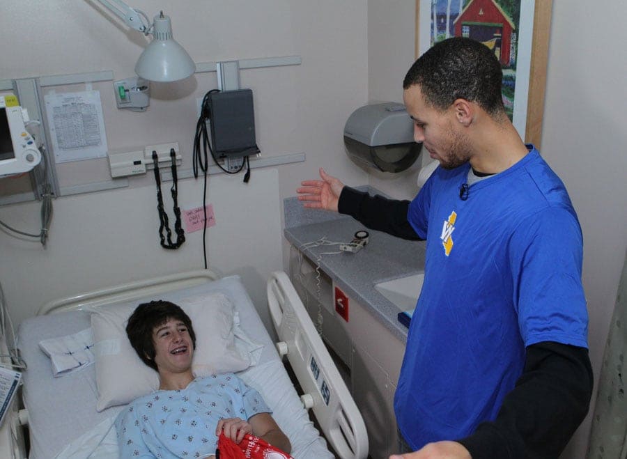Stephen Curry Visits Kaiser Permanente Hospital in Oakland Photo