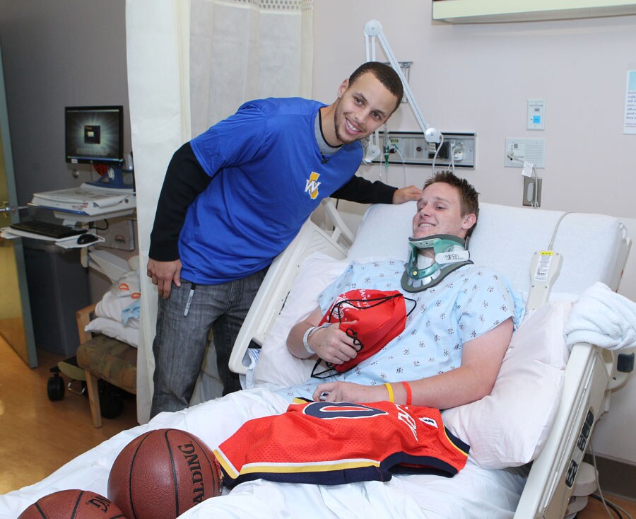 Stephen Curry Visits Kaiser Permanente Hospital in Oakland Photo