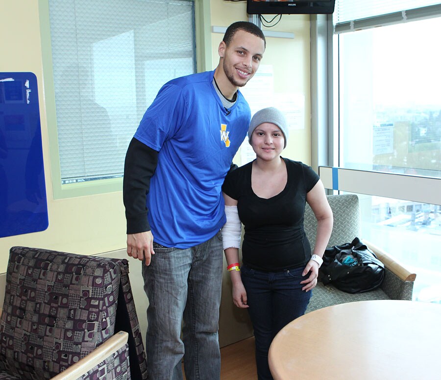 Stephen Curry Visits Kaiser Permanente Hospital in Oakland Photo