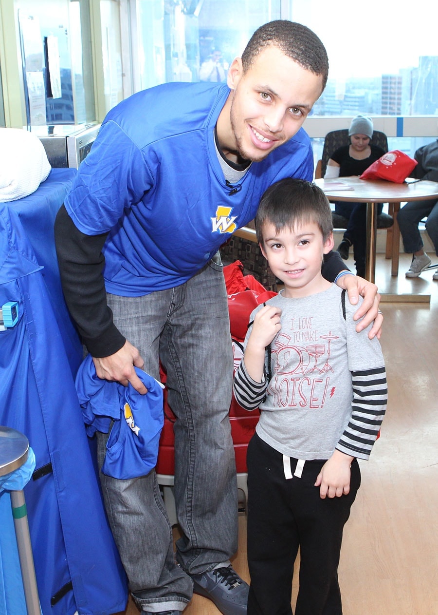 Stephen Curry Visits Kaiser Permanente Hospital in Oakland Photo