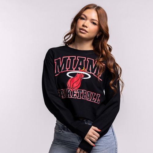 Model in Court Culture pullover