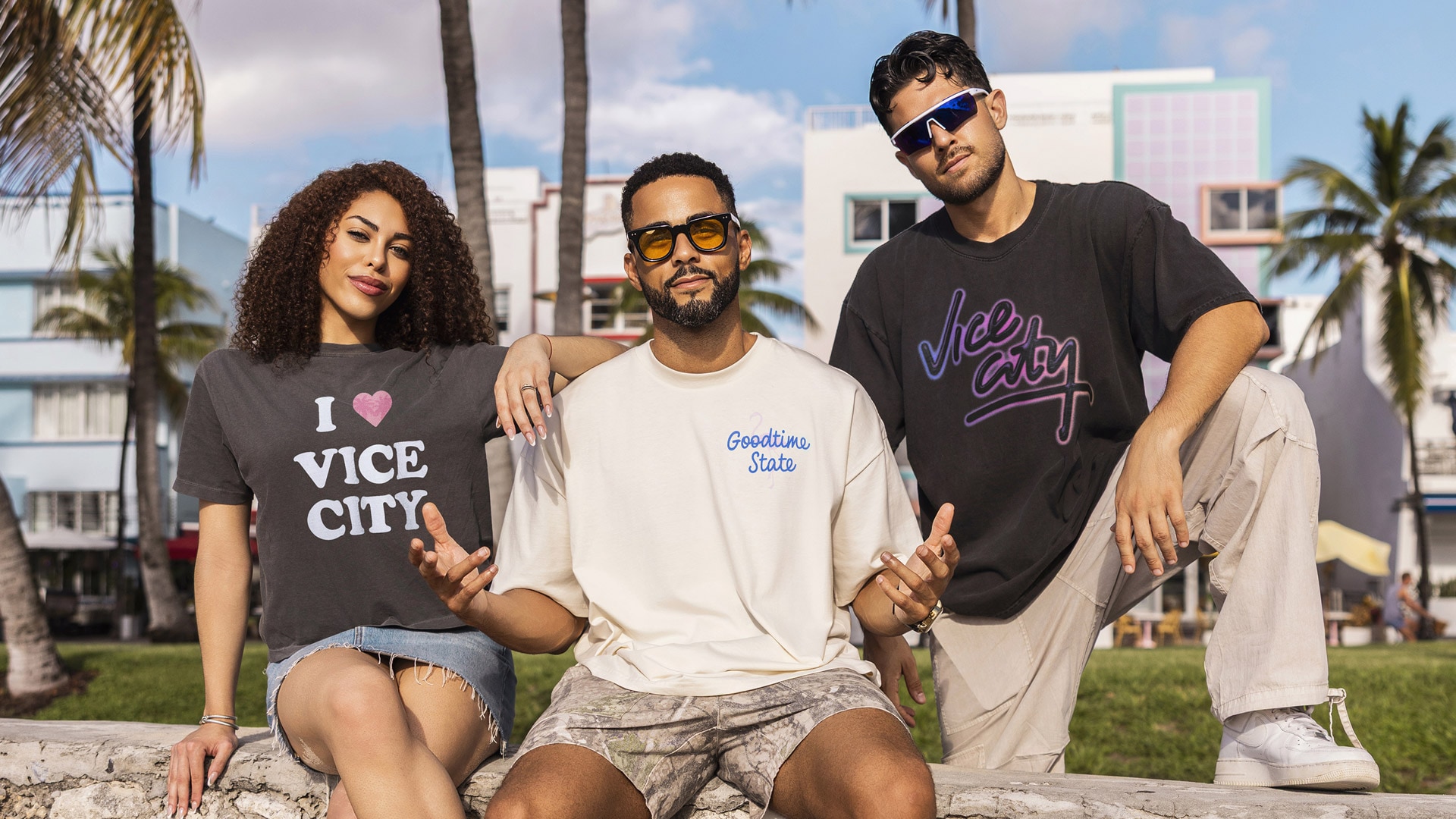 Trois modèles présentent les vêtements Court Culture Vice City devant des bâtiments de Miami