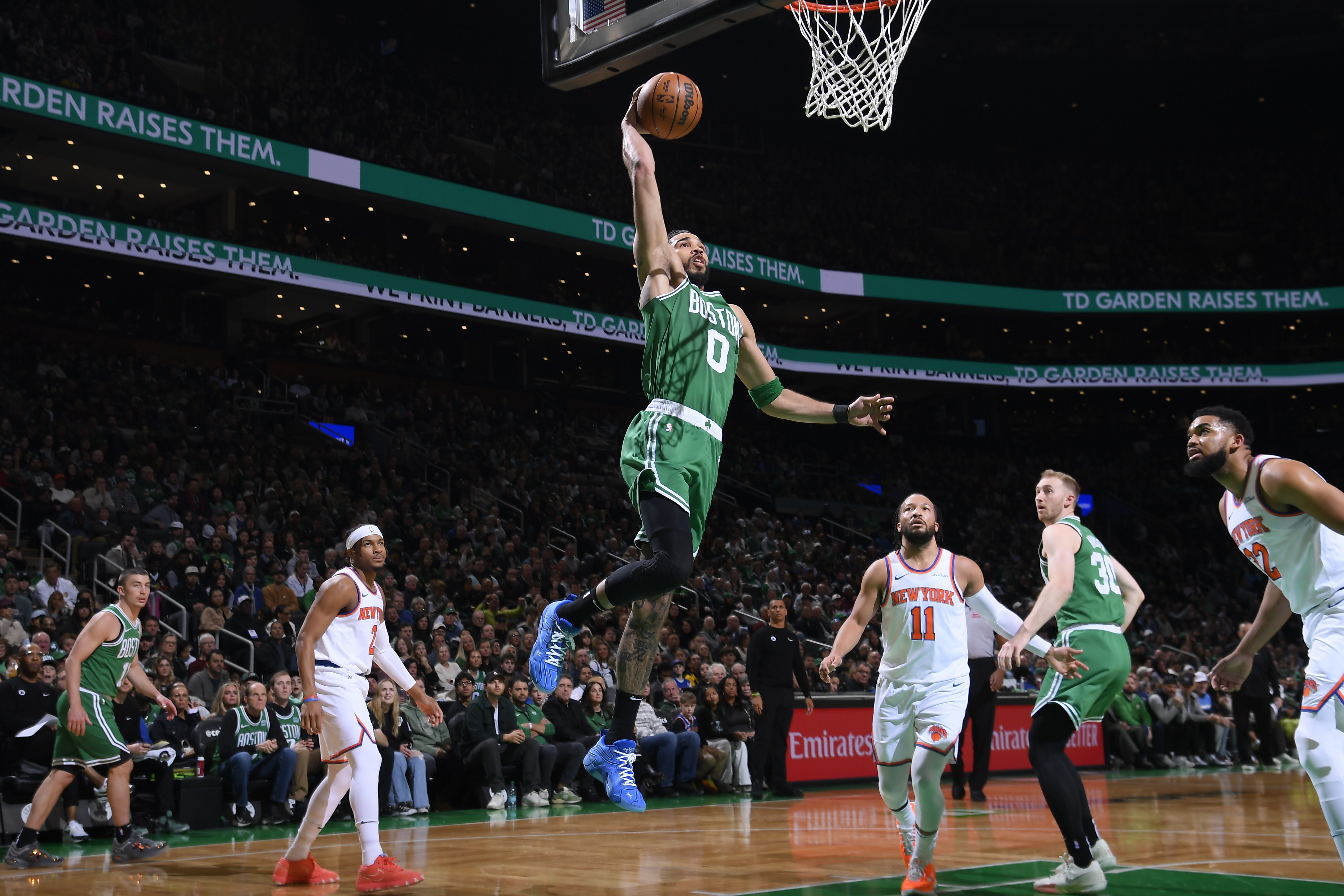 sur Le Roster. | New York peut-il battre Boston en playoffs NBA ? Slideshow-image: BOSTON, MA - FEBRUARY 23: Jayson Tatum #0 of the Boston Celtics drives to the basket during the game against the New York Knicks on February 23, 2...