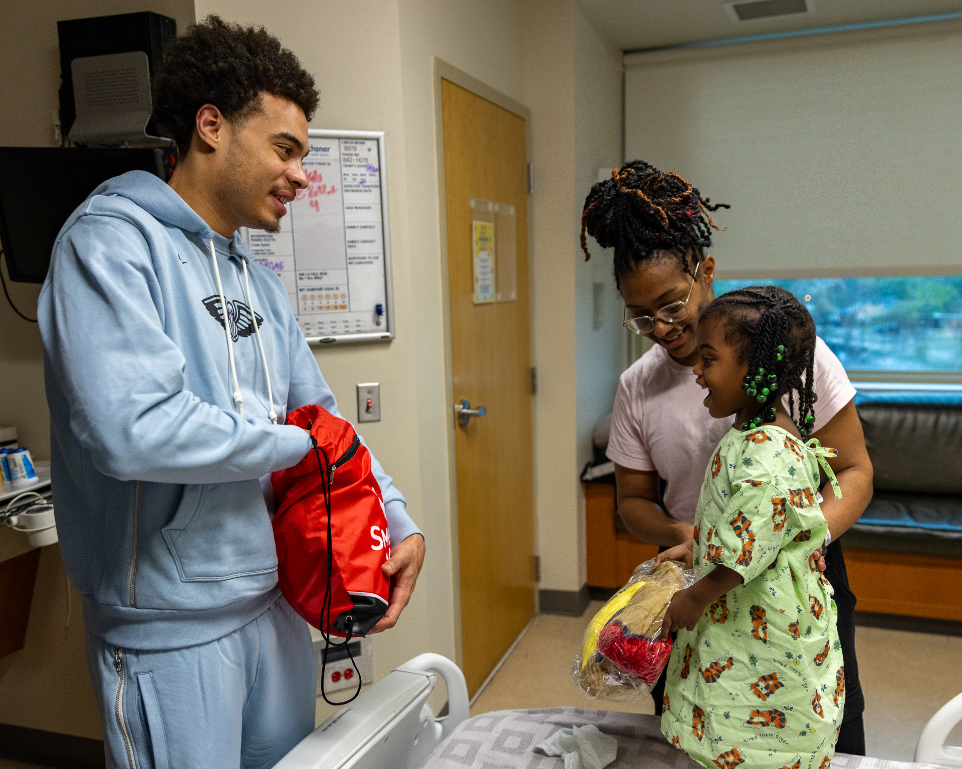 Photos: Antonio Reeves, Keion Brooks Jr., Lester Quiñones visit Ochsner ...