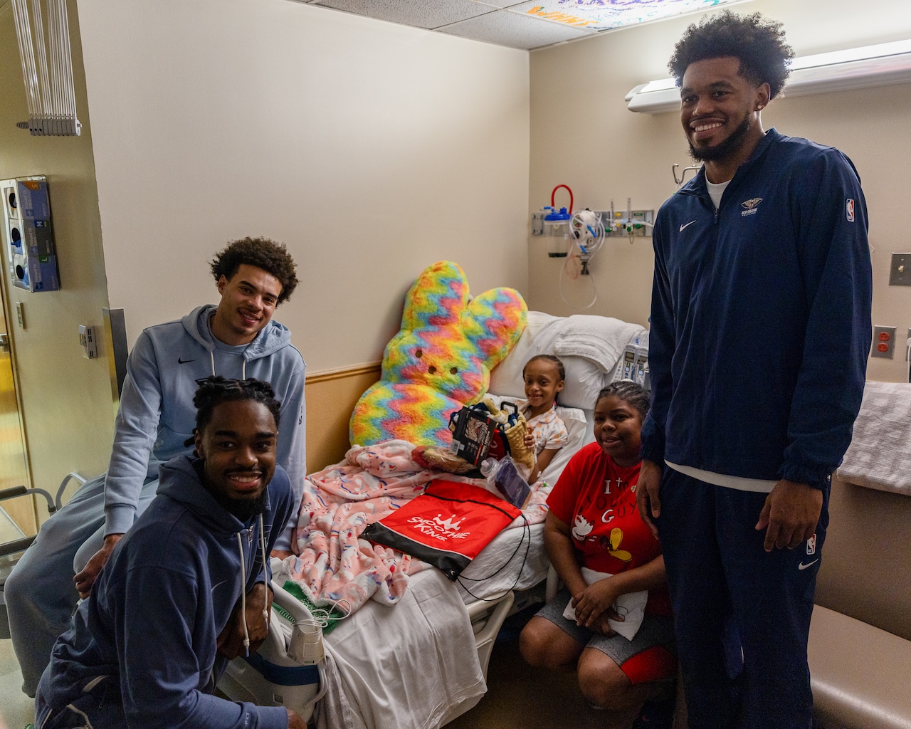 Photos: Antonio Reeves, Keion Brooks Jr., Lester Quiñones visit Ochsner ...