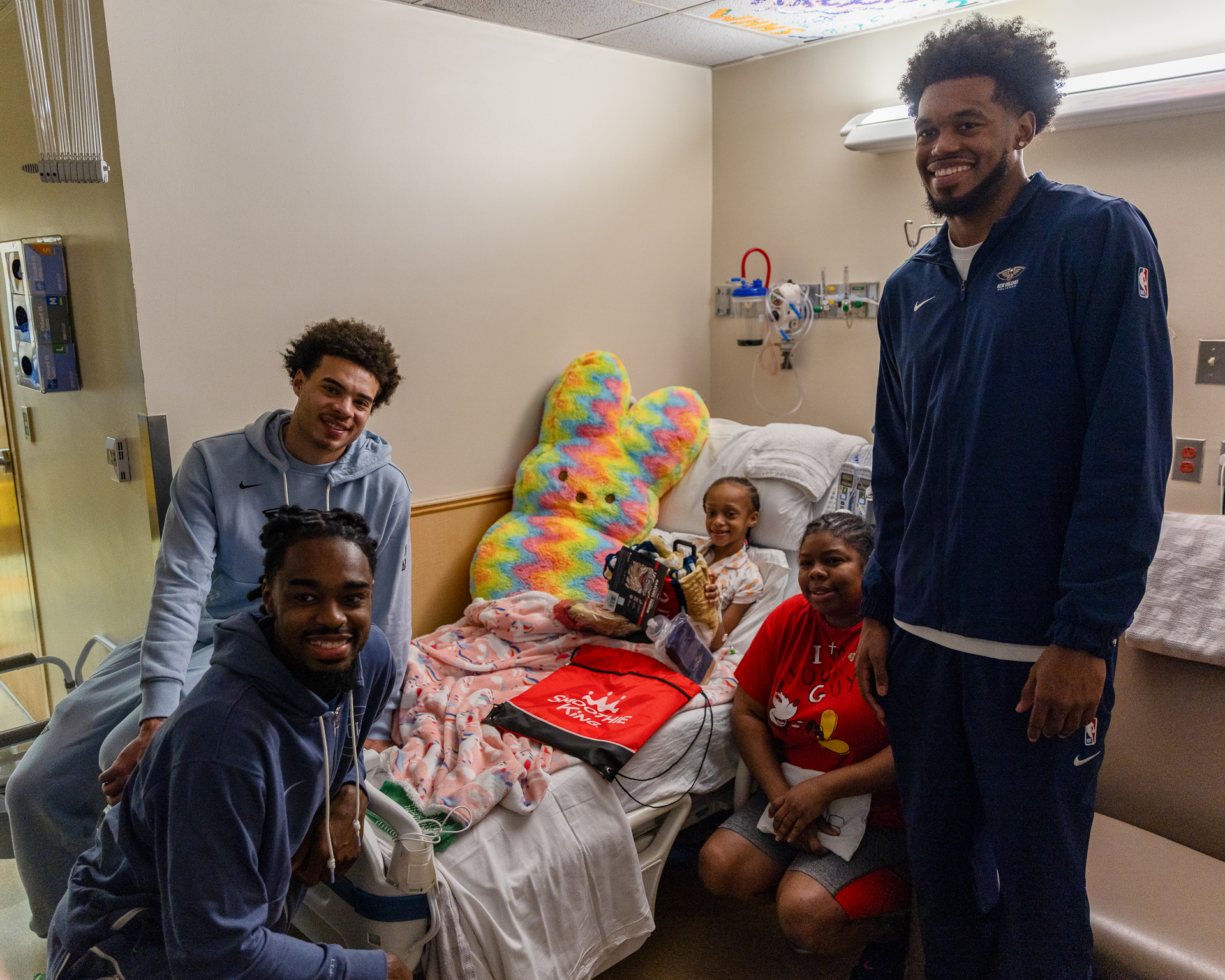 Photos: Antonio Reeves, Keion Brooks Jr., Lester Quiñones visit Ochsner ...
