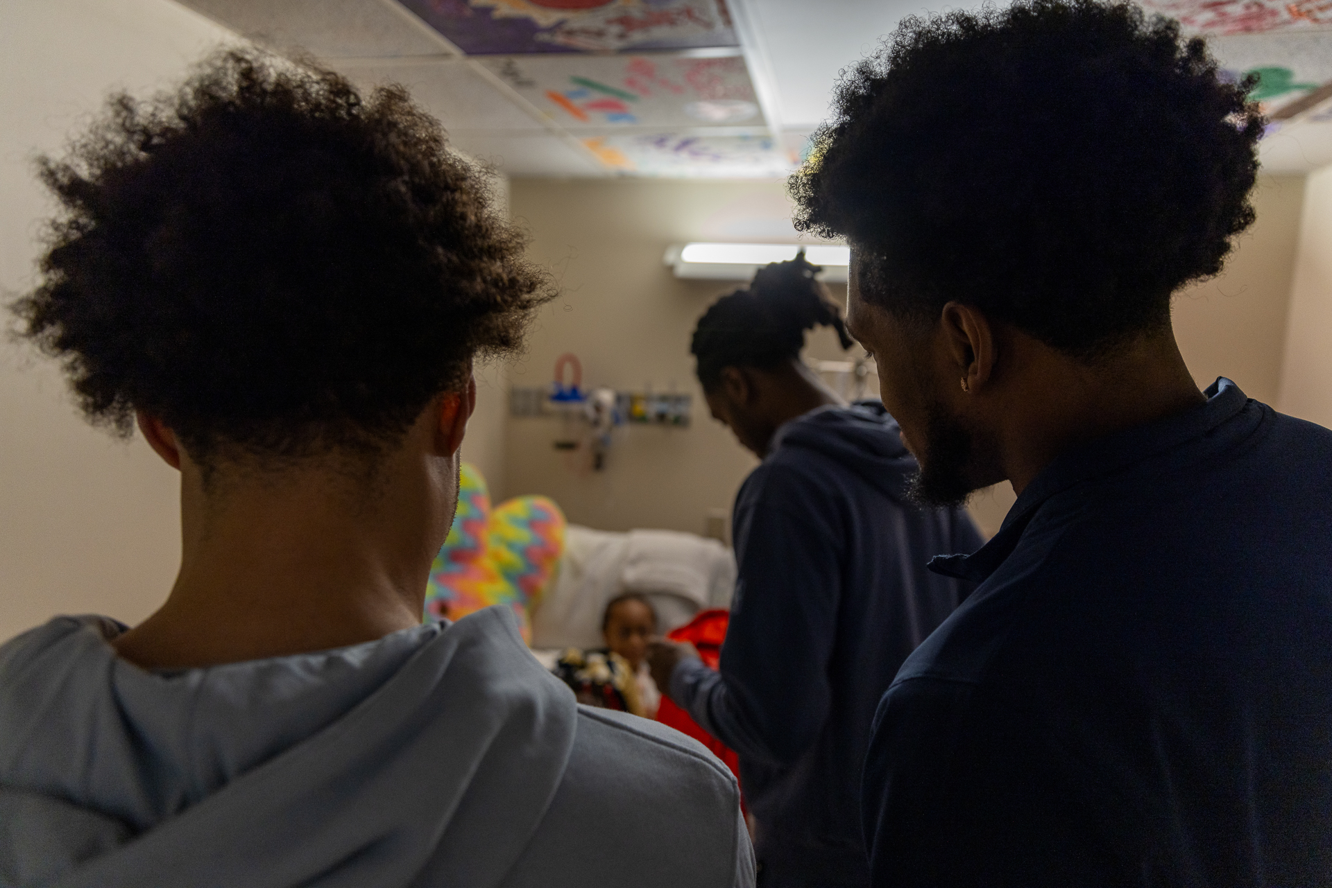 Photos: Antonio Reeves, Keion Brooks Jr., Lester Quiñones visit Ochsner ...