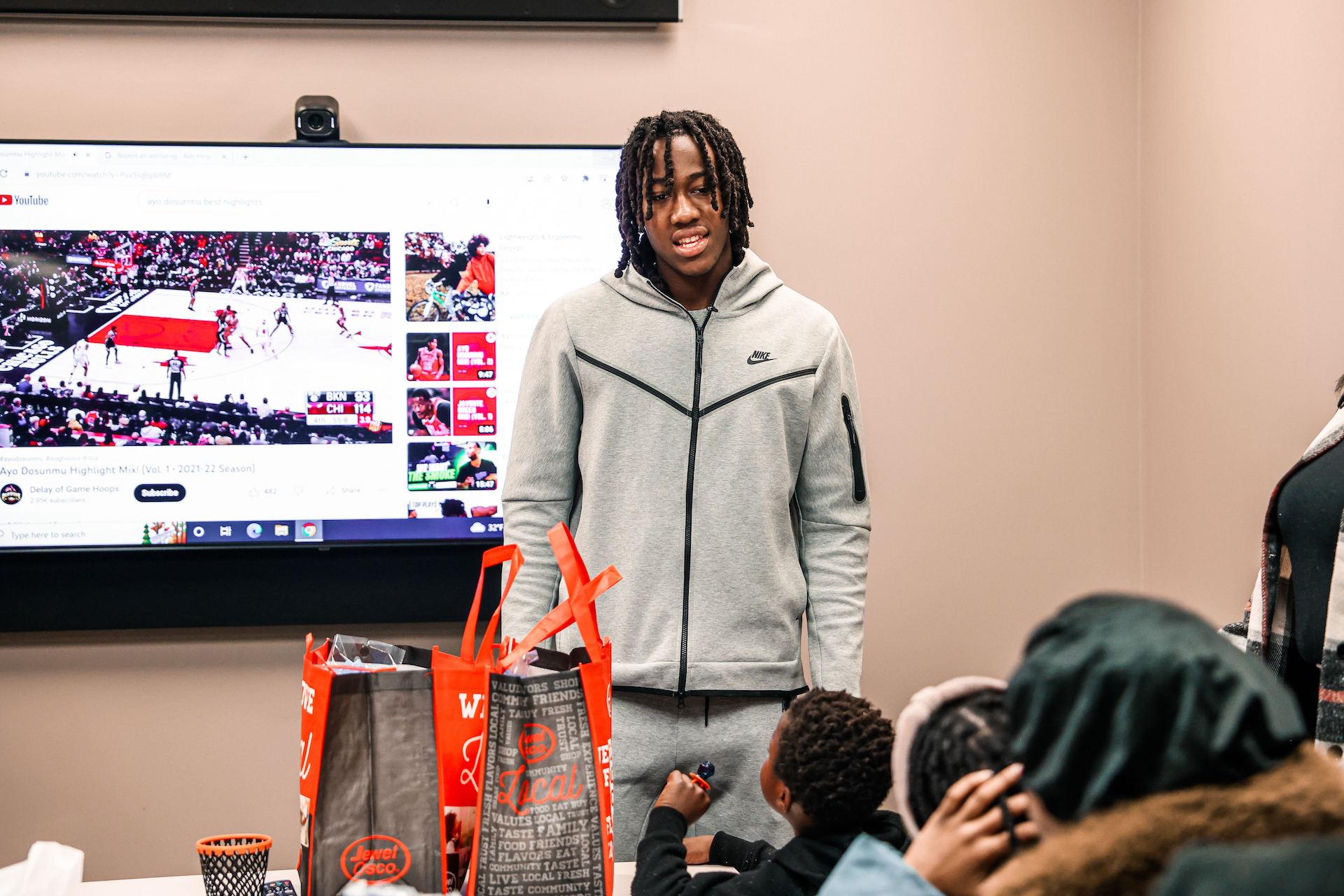 Ayo Dosunmu Provides Food & Gift Cards to Support 48 Families for Thanksgiving Photo Gallery | NBA.com