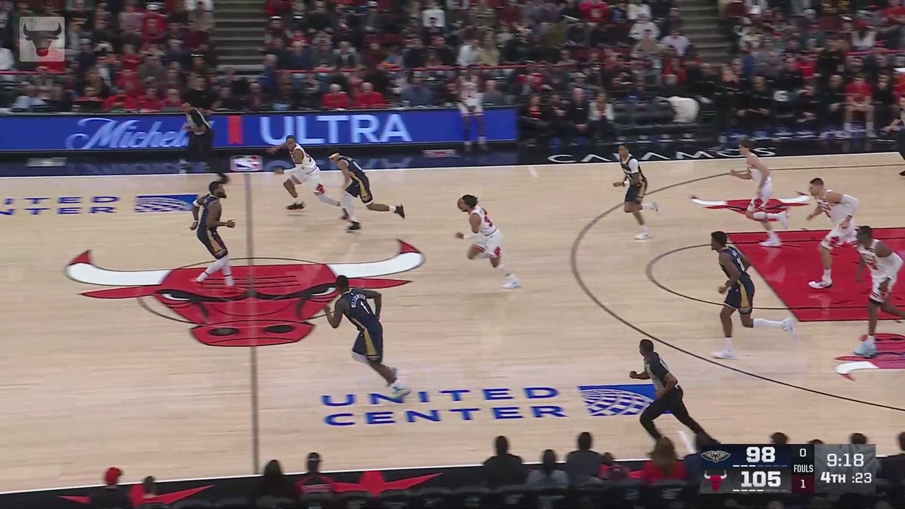 Tre to Isaac on the fastbreak | Chicago Bulls