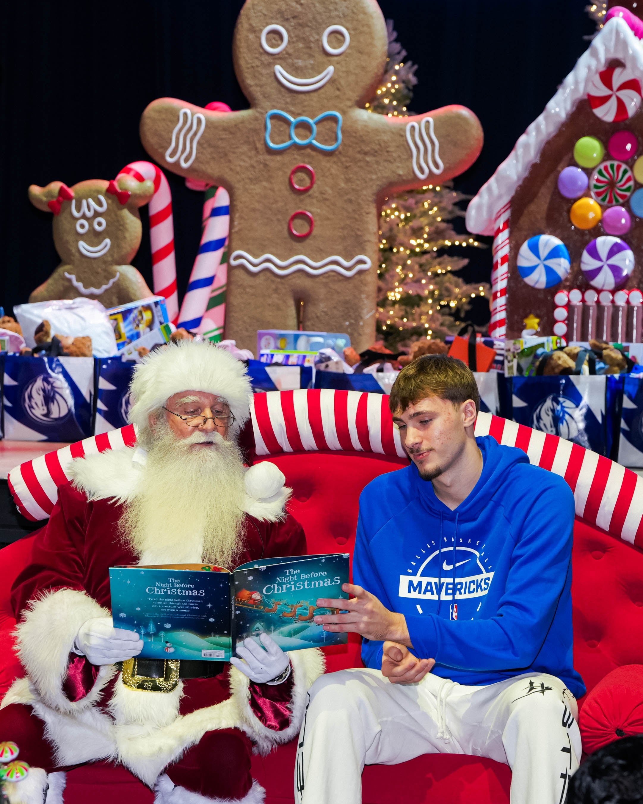 Holiday コーチ＆パーカー Mavs Spread Holiday Cheer at Annual Cookies with Santa | Dallas