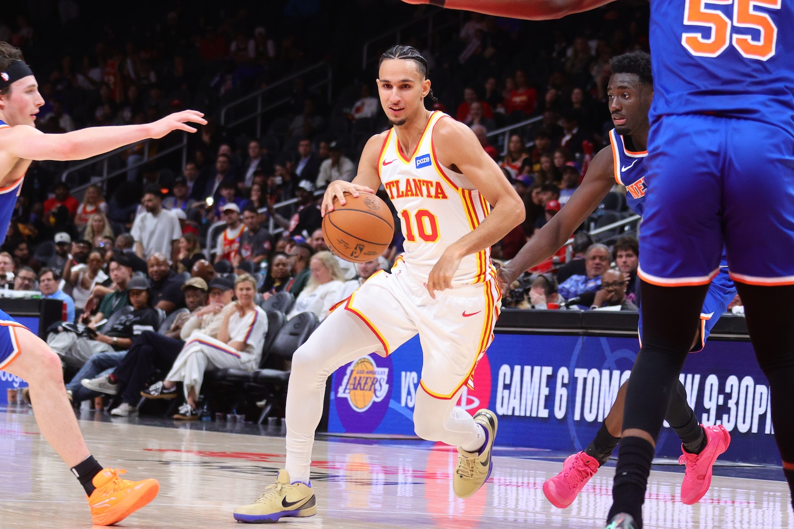 ATLANTA, GA - 30 AVRIL : Zaccharie Risacher (n° 10) des Atlanta Hawks contrôle le ballon lors du match 6 du premier tour des NBA Playoffs 2026 contre les New York Knicks le 30 avril 2026 à State Farm Arena d' Atlanta , Georgia . REMARQUE À L'UTILISATEUR : En téléchargeant et/ou en utilisant cette photographie, l'utilisateur accepte expressément les conditions générales du contrat de licence de Getty Images. Mention de droit d'auteur obligatoire : Copyright 2026 NBAE (Photo de Nathaniel S. Butler / NBAE via Getty Images)(Nathaniel S. Butler)