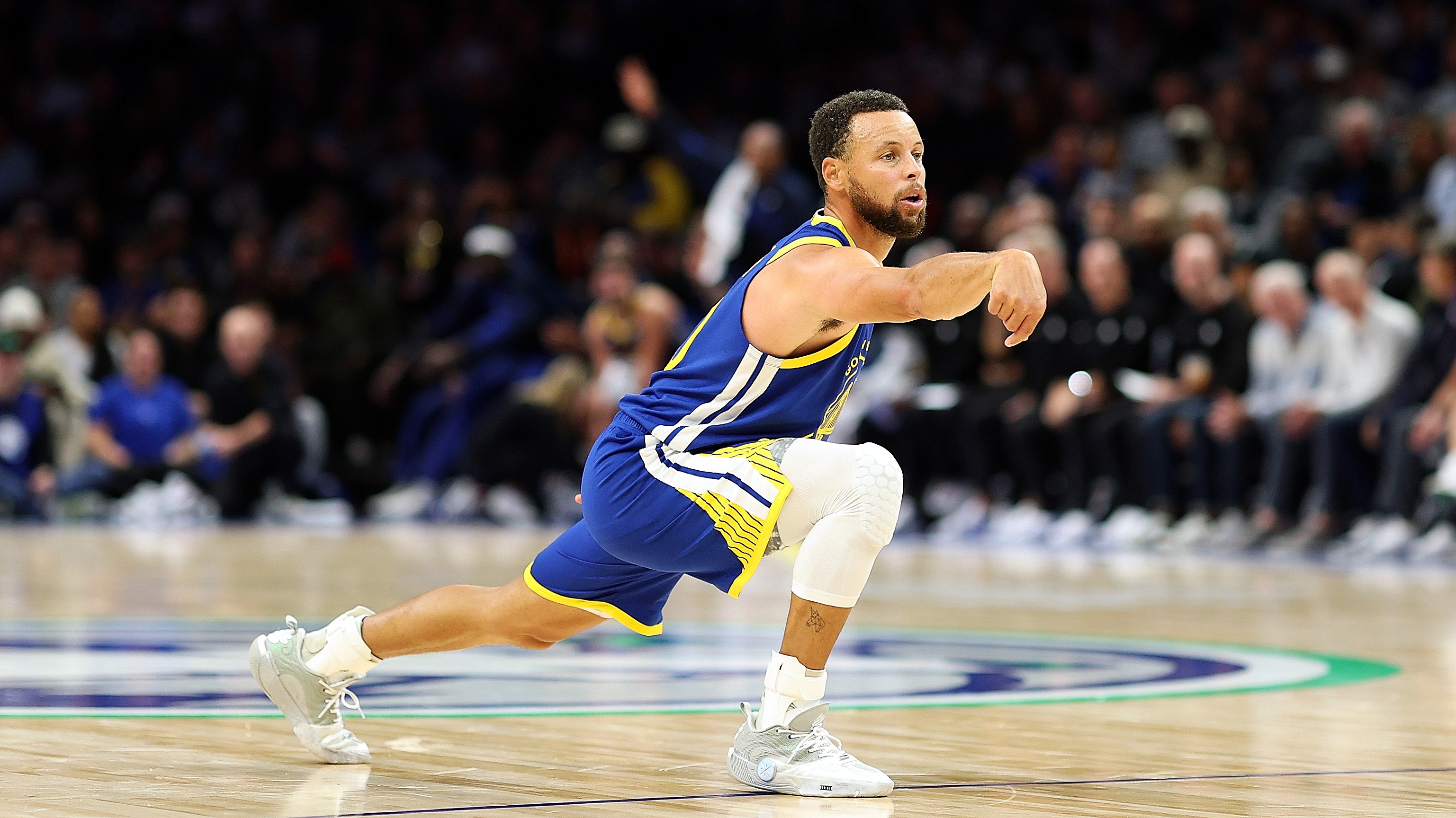 Stephen Curry Ignites for 44 Points in Warriors Win Over Timberwolves