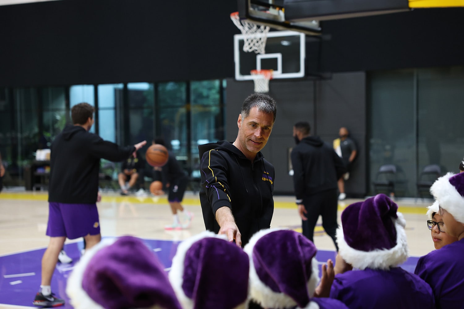 Photos: Holiday Party for Kids 2023 | Los Angeles Lakers