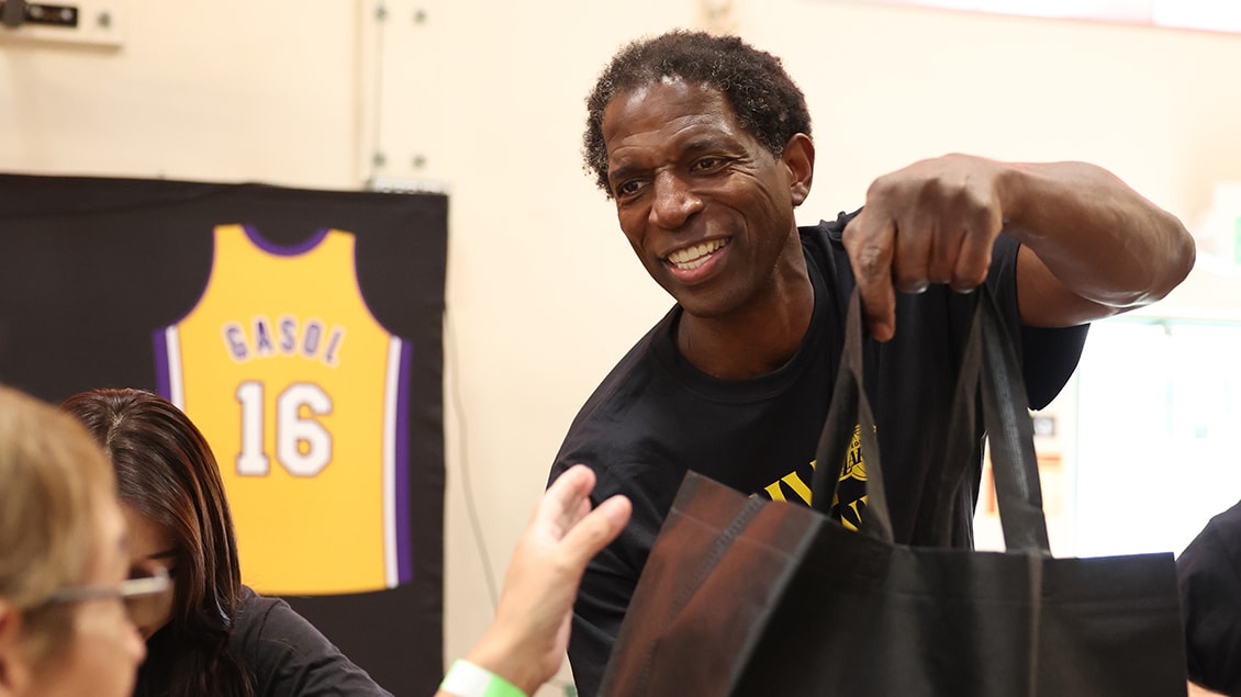 Los Angeles Lakers and East West Bank Host Turkey Giveaway For Community  Members | Los Angeles Lakers