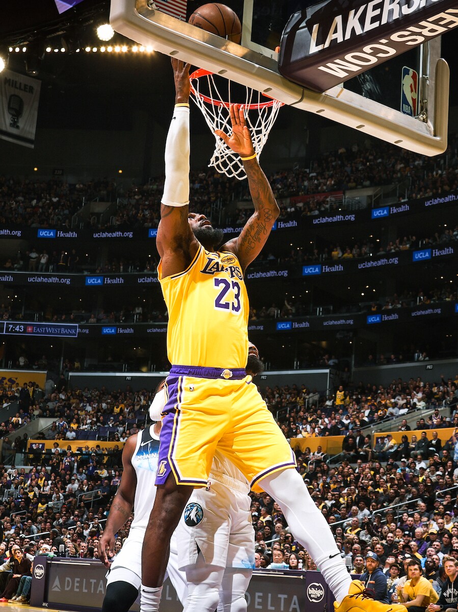 lebron james lakers dunk