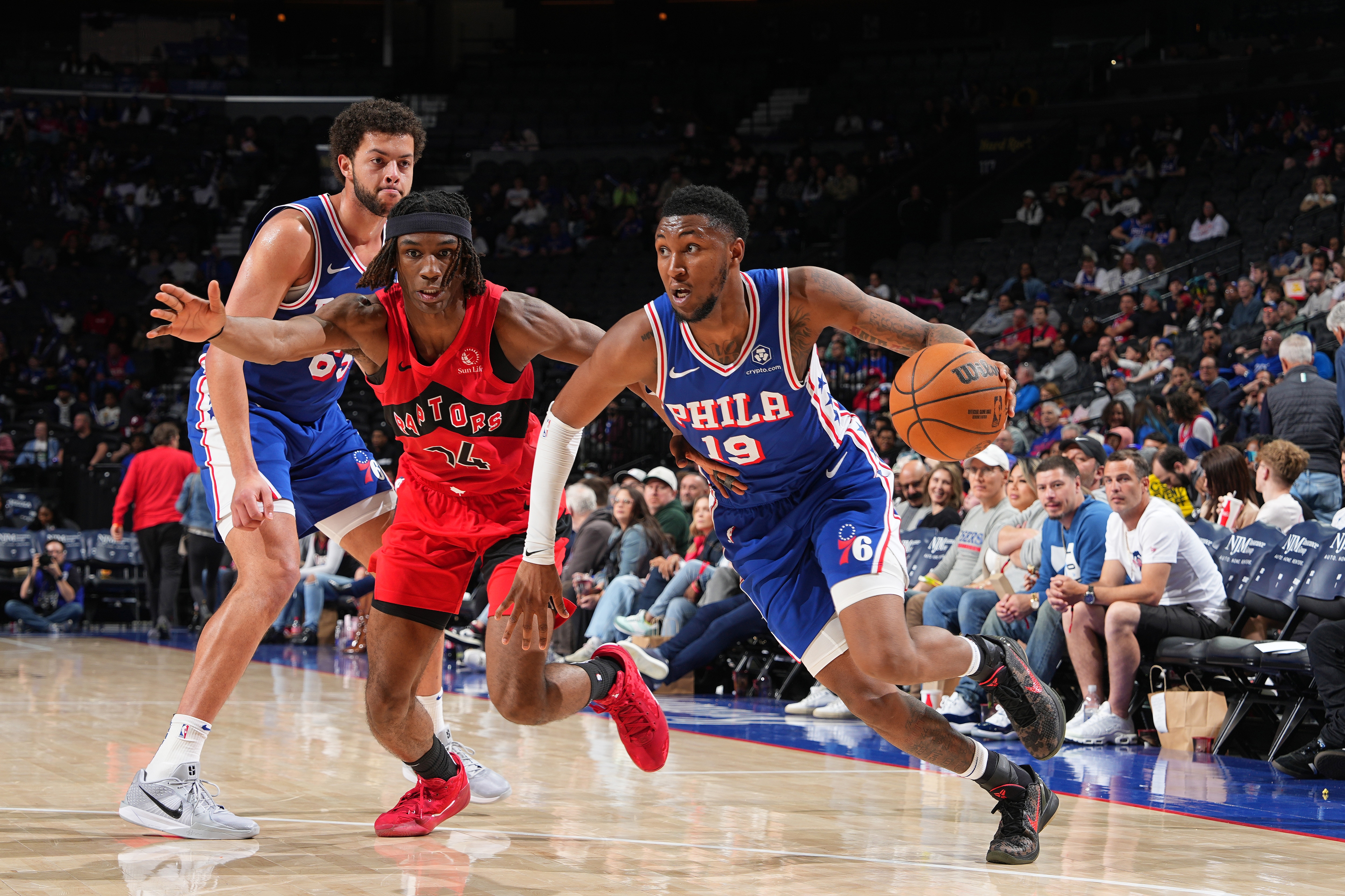 Justin Edwards #19 of the Philadelphia 76ers driving to the lane