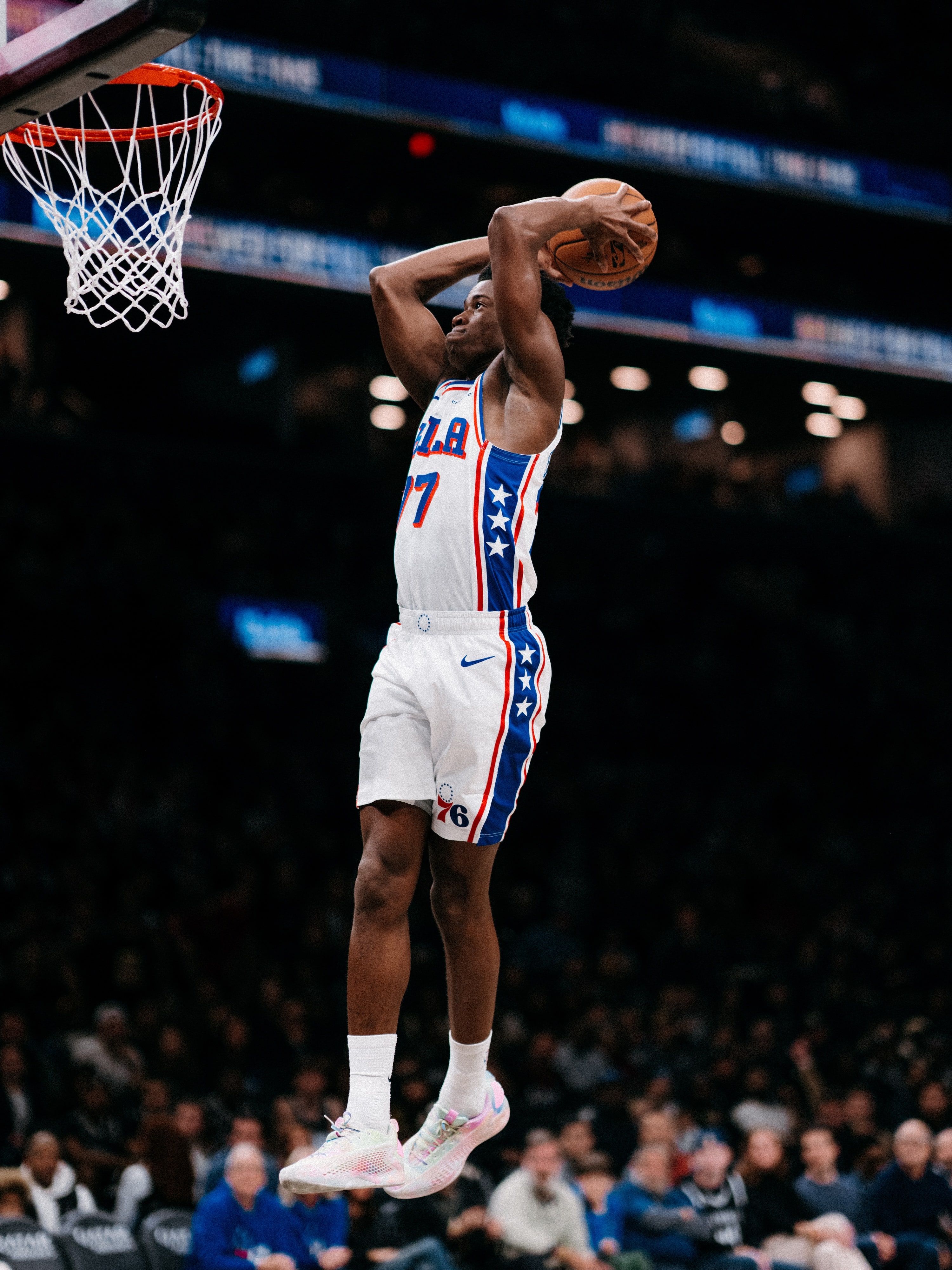 VJ Edgecombe #77 finishes strong with 2-handed slam