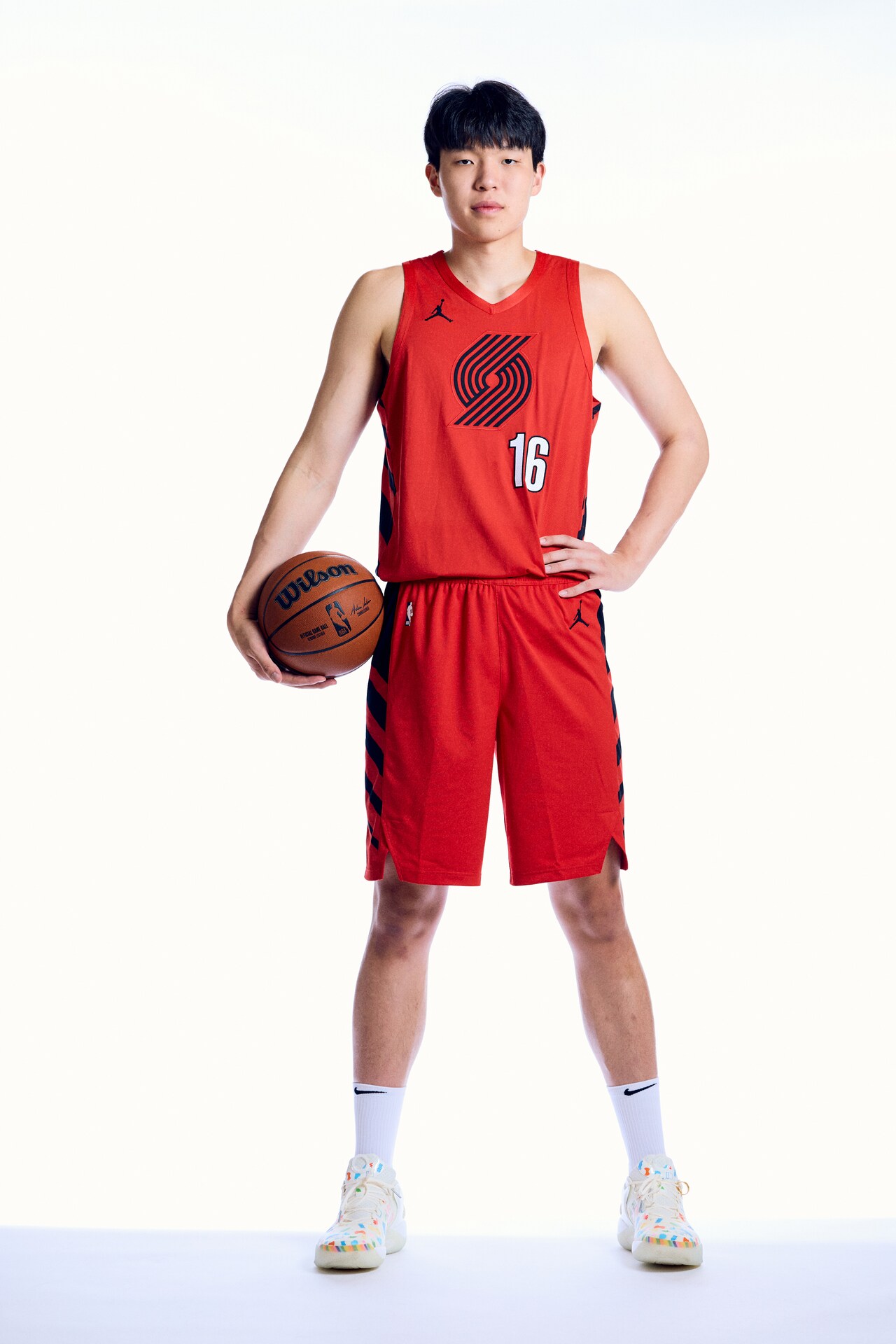 PHOTOS » Yang Hansen Rookie Photo Shoot | Portland Trail Blazers