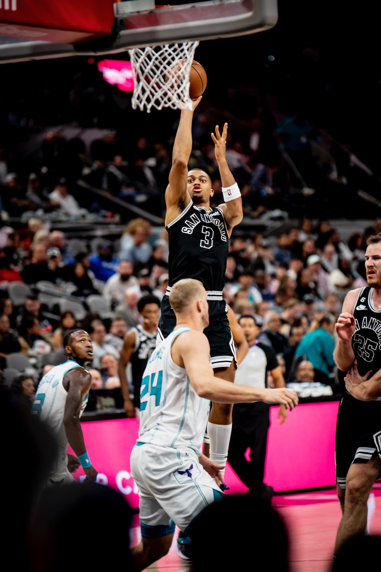 Beautiful Spurs Can't Rally Past Red Hot Hornets In Snowy Saturday Matinee Capture for Desktop