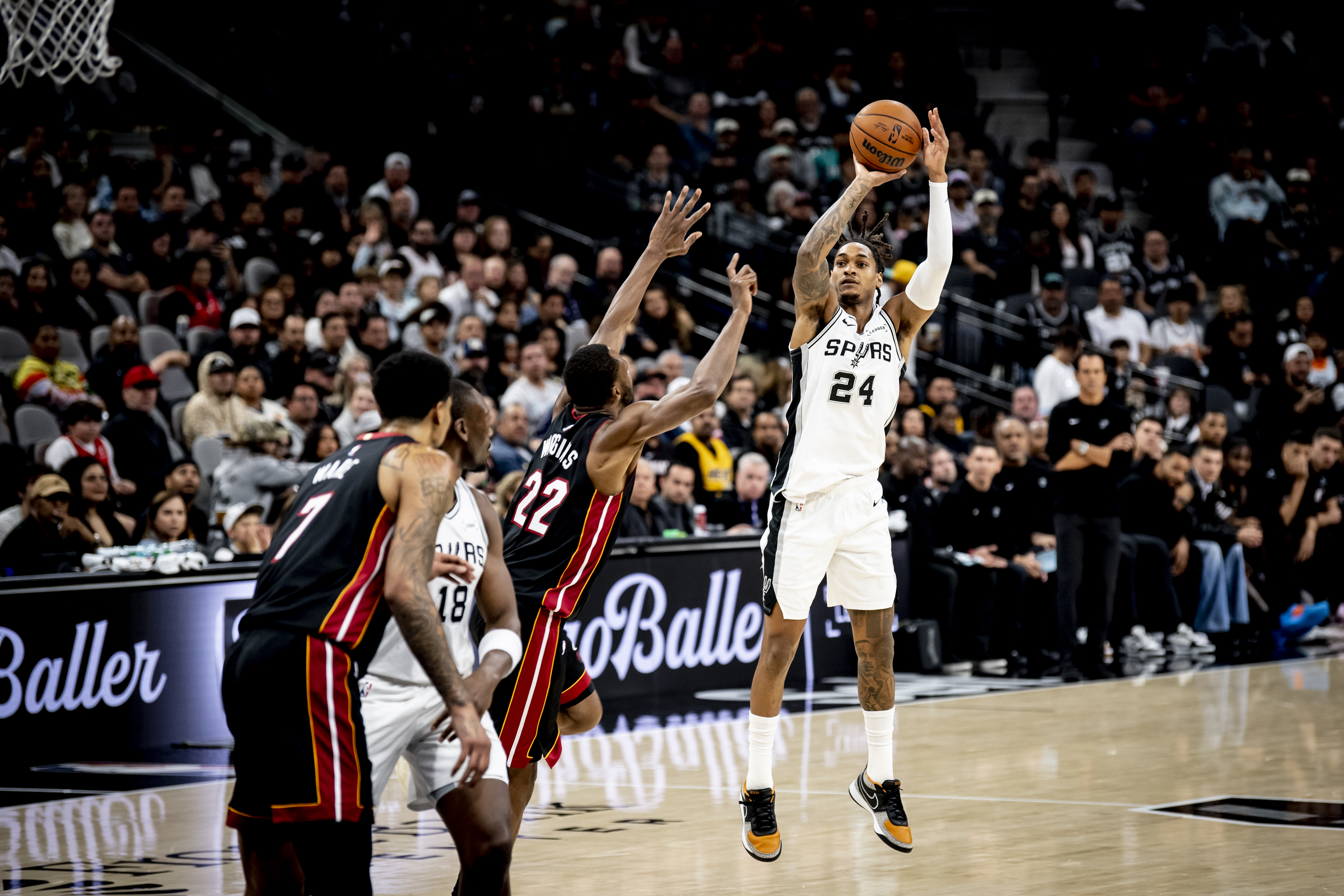 הספרס עולים למאזן 0-5 והבאקס גוברים על הווריורס על אף חסרונו של אדטוקומבו / תומר שנאן הספרס עולים למאזן 0-5 והבאקס גוברים על הווריורס על אף חסרונו של אדטוקומבו / תומר שנאן