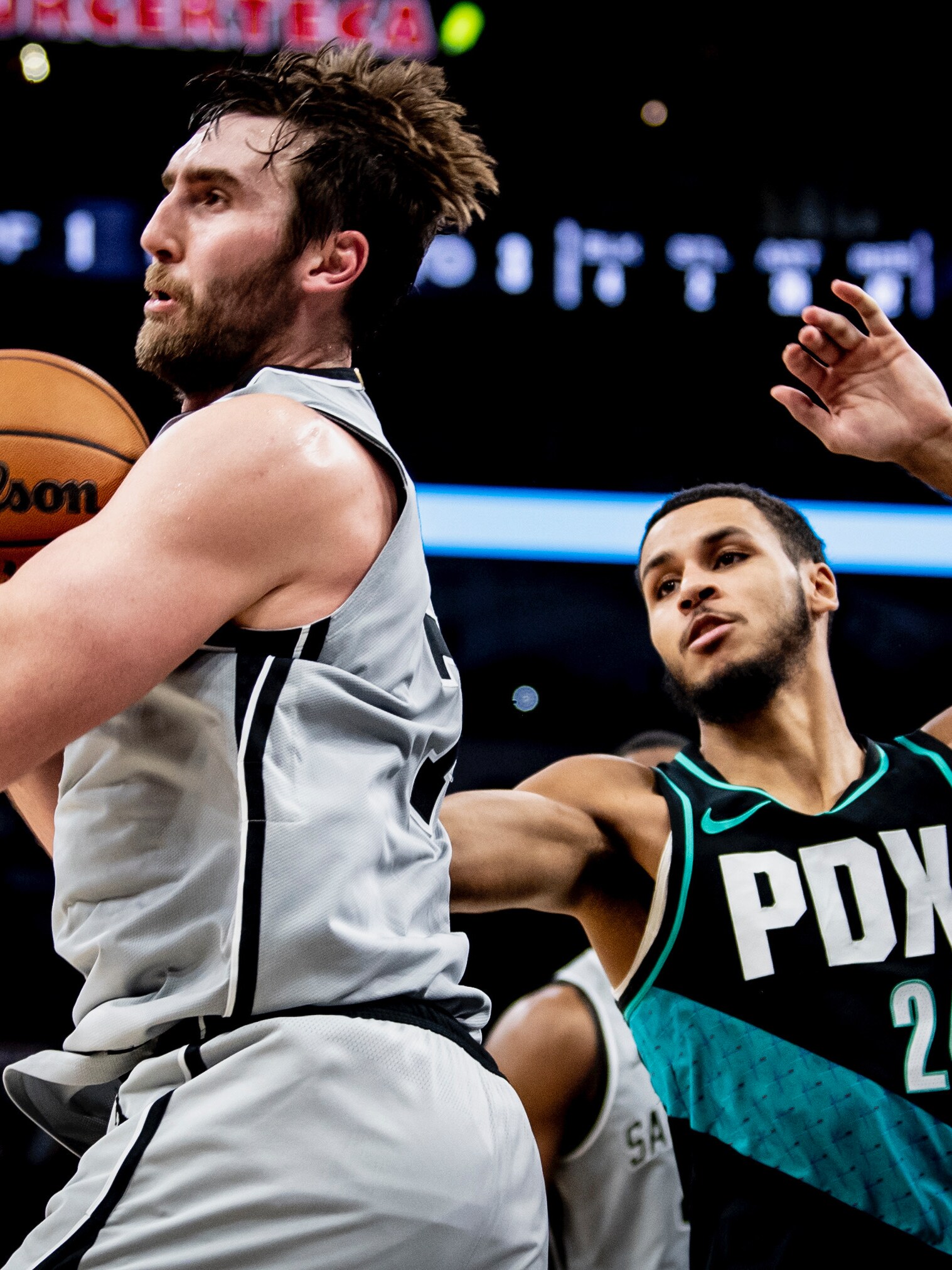 Chris Paul trolled for standing on tippy-toes during jersey swap with Wemby  | Marca, image size:640x853