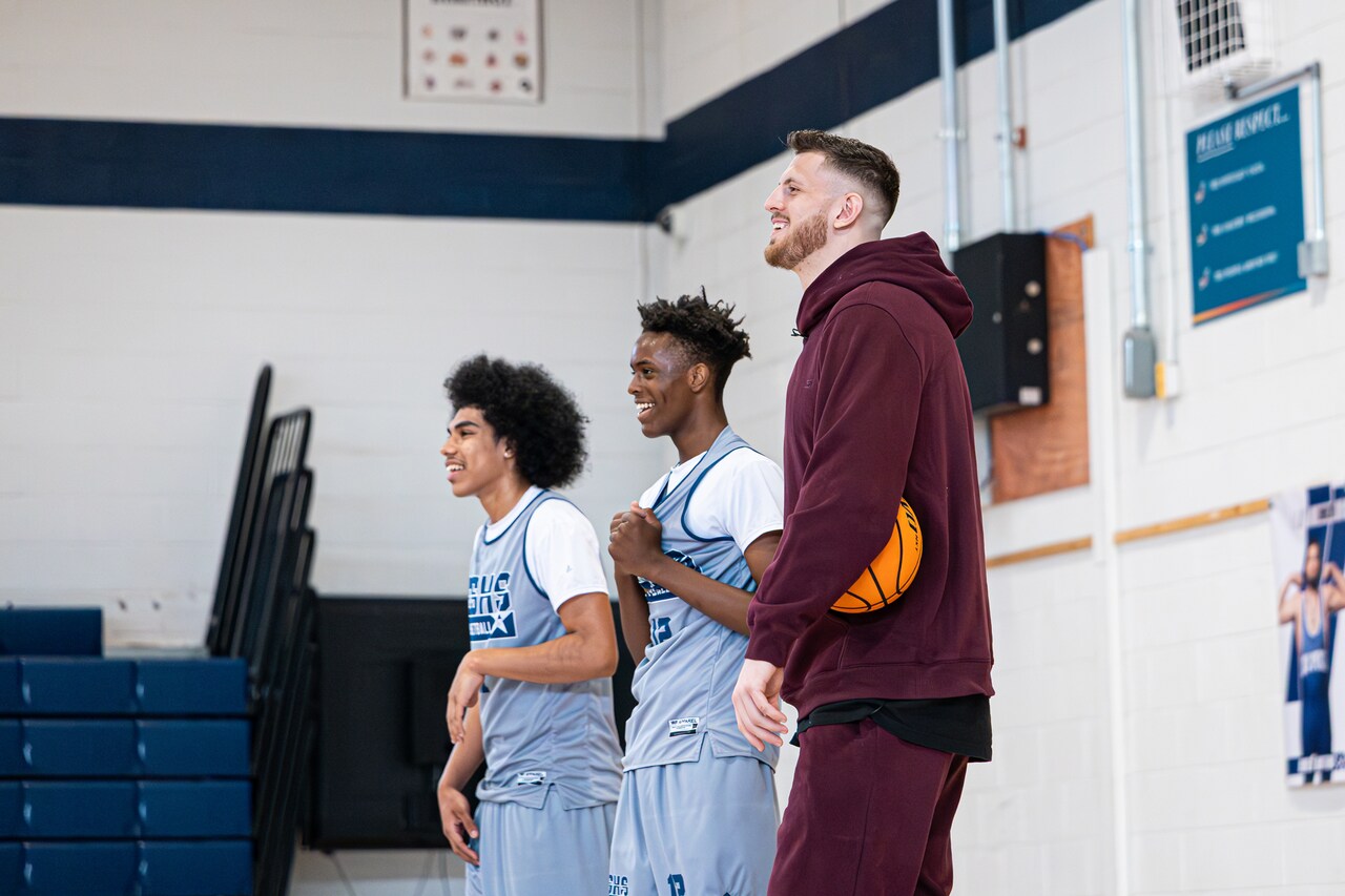 Photos: Hartenstein's Surprise Visit | Oklahoma City Thunder