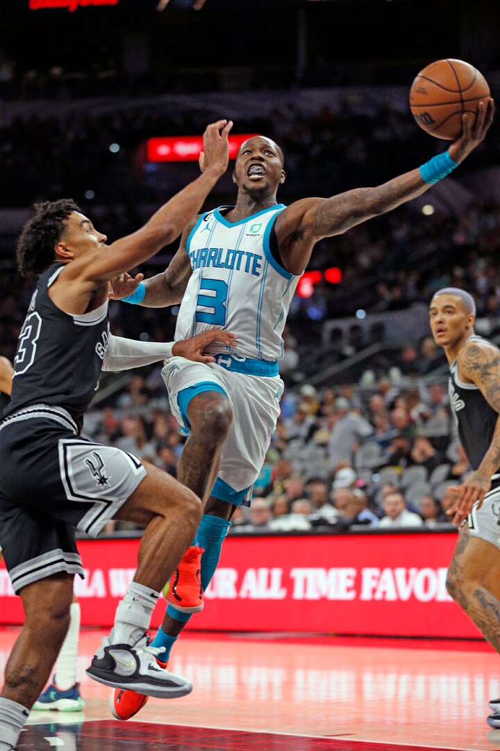 Hornets vs Spurs Gallery - 10/19/22 Photo Gallery | NBA.com