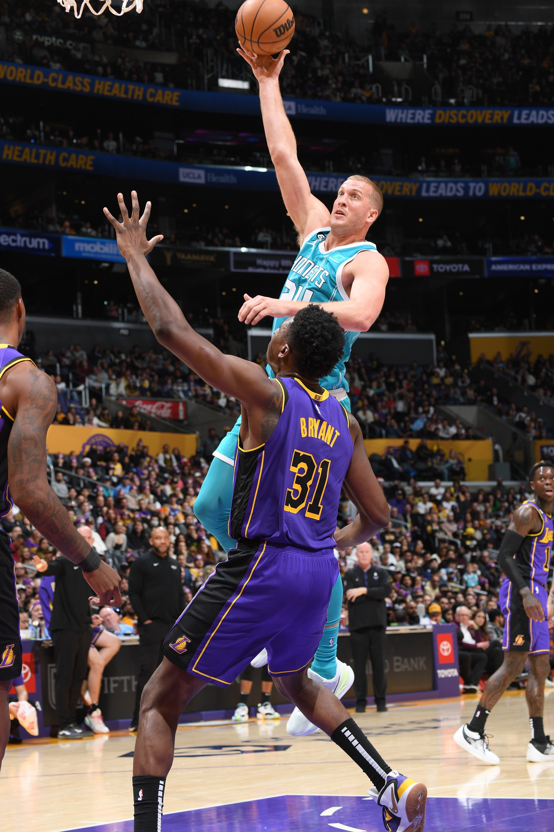Hornets vs Lakers Gallery - 12/23/22 Photo Gallery | NBA.com