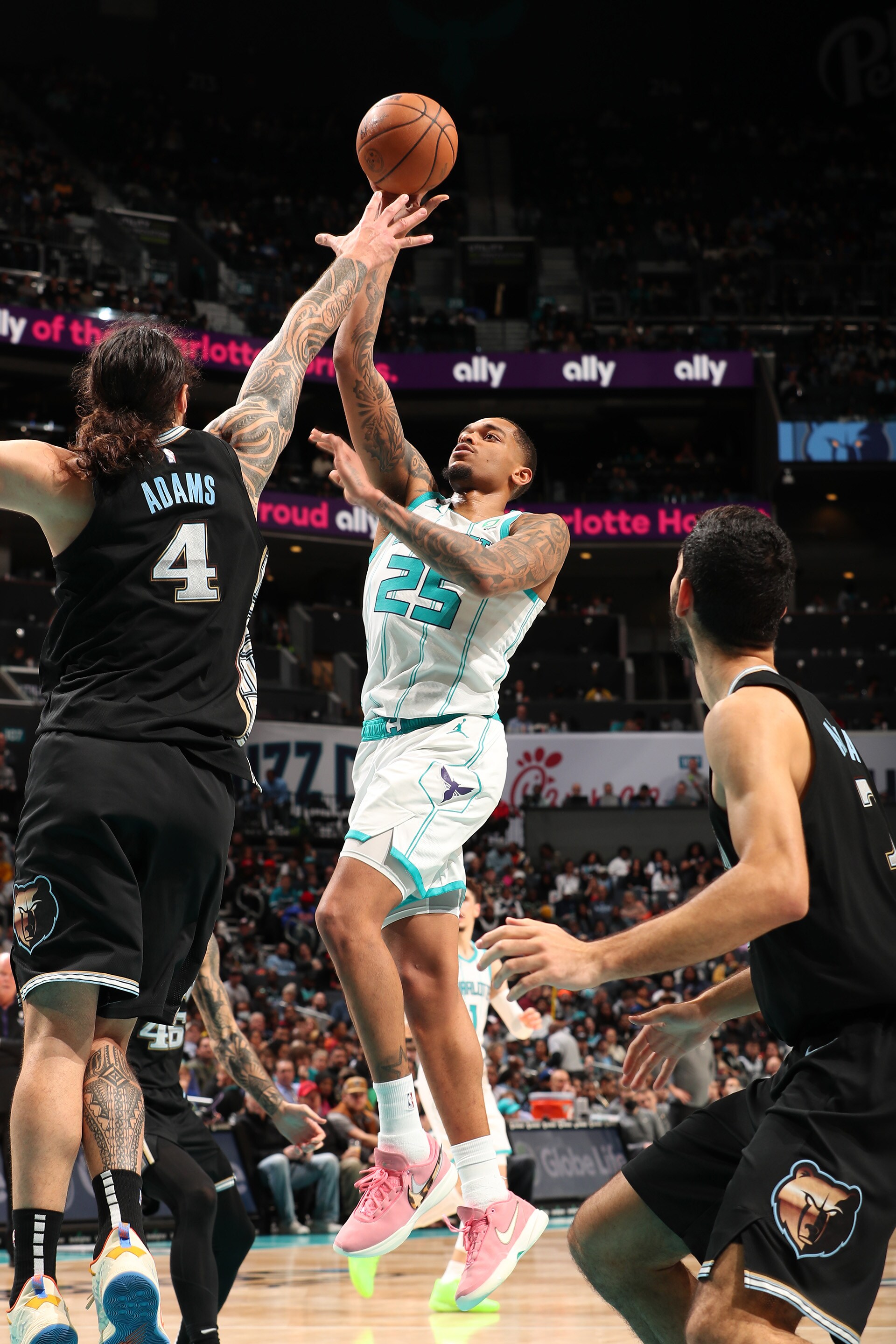 Slideshow-image: CHARLOTTE, NC - JANUARY 4: P.J. Washington #25 of the Charlotte Hornets shoots the ball during the game against the Memphis Grizzlies on January 4,...